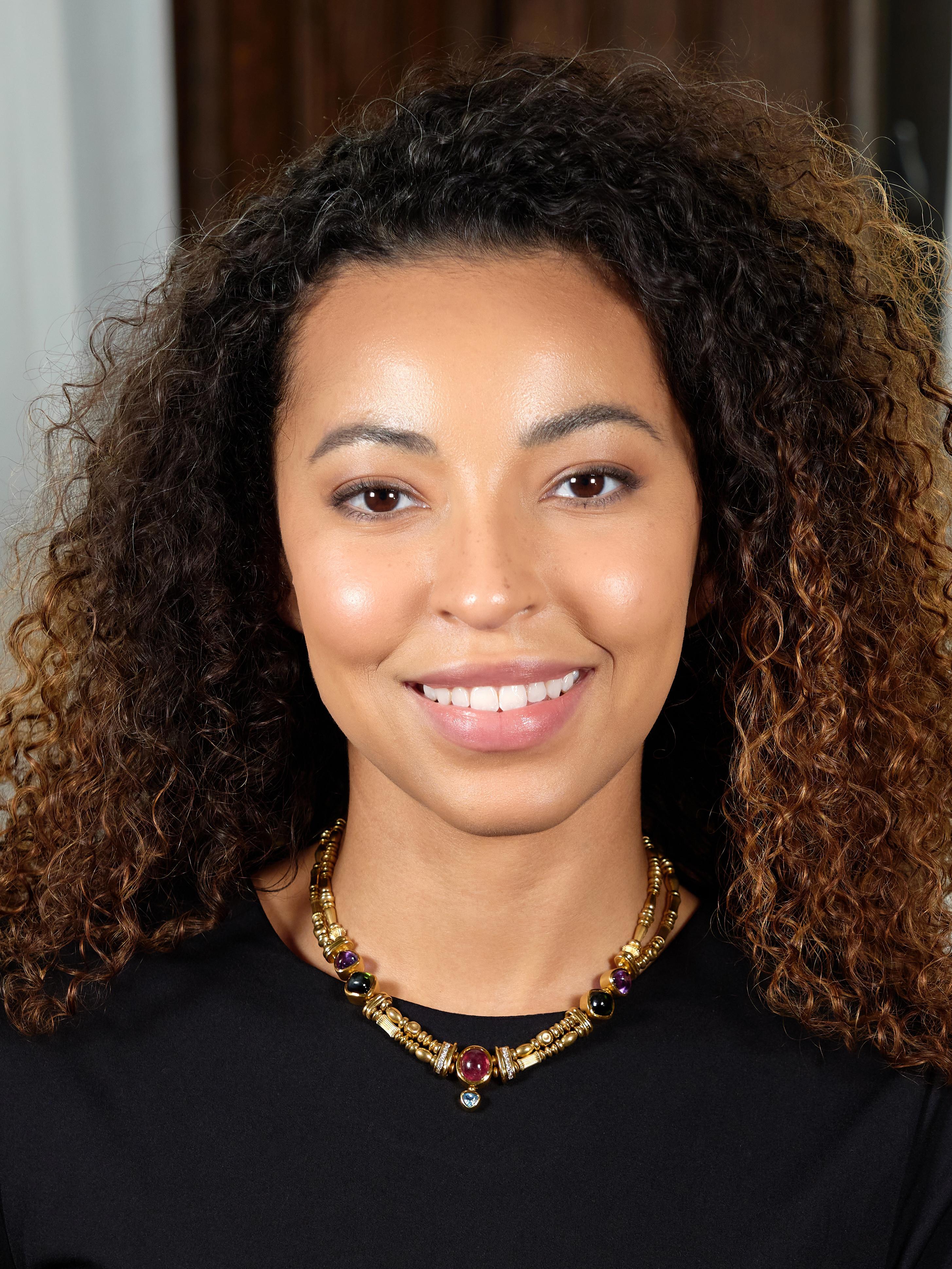 Composto da due fili di perline d'oro di forma variegata con struttura scanalata
Con tre stazioni di ametista, peridoto, tormalina e topazio incastonati.
Cabochon di forma triangolare, a cuscino e ovale e taglio trilione - rispettivamente
L'ametista