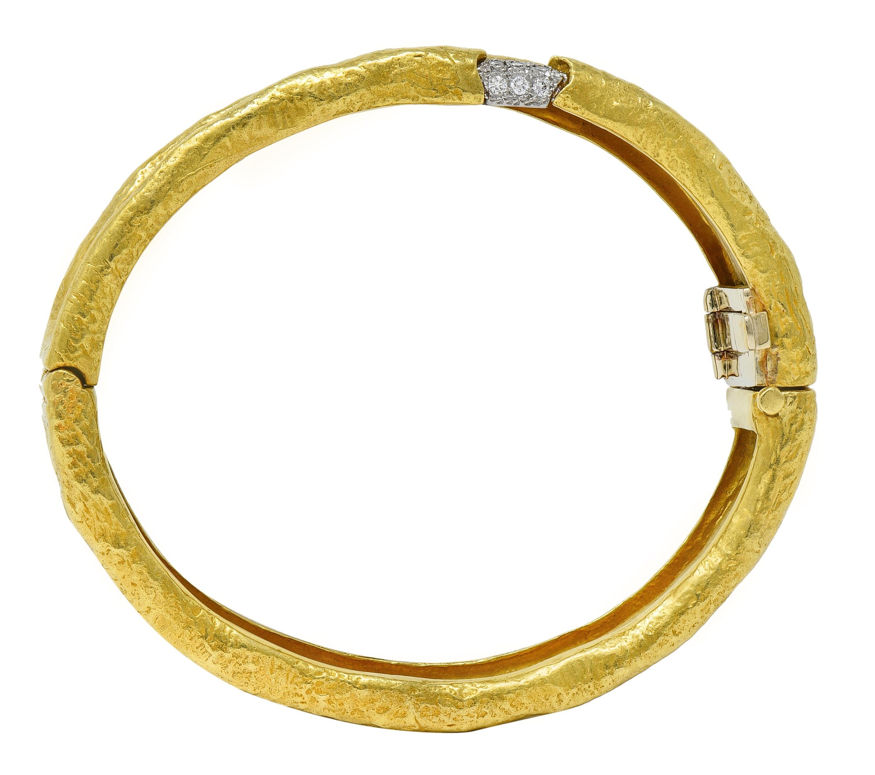 SeidenGang 1990's Diamant Platin 18K Gold Vintage ägyptischen Armreif Armband im Angebot 1