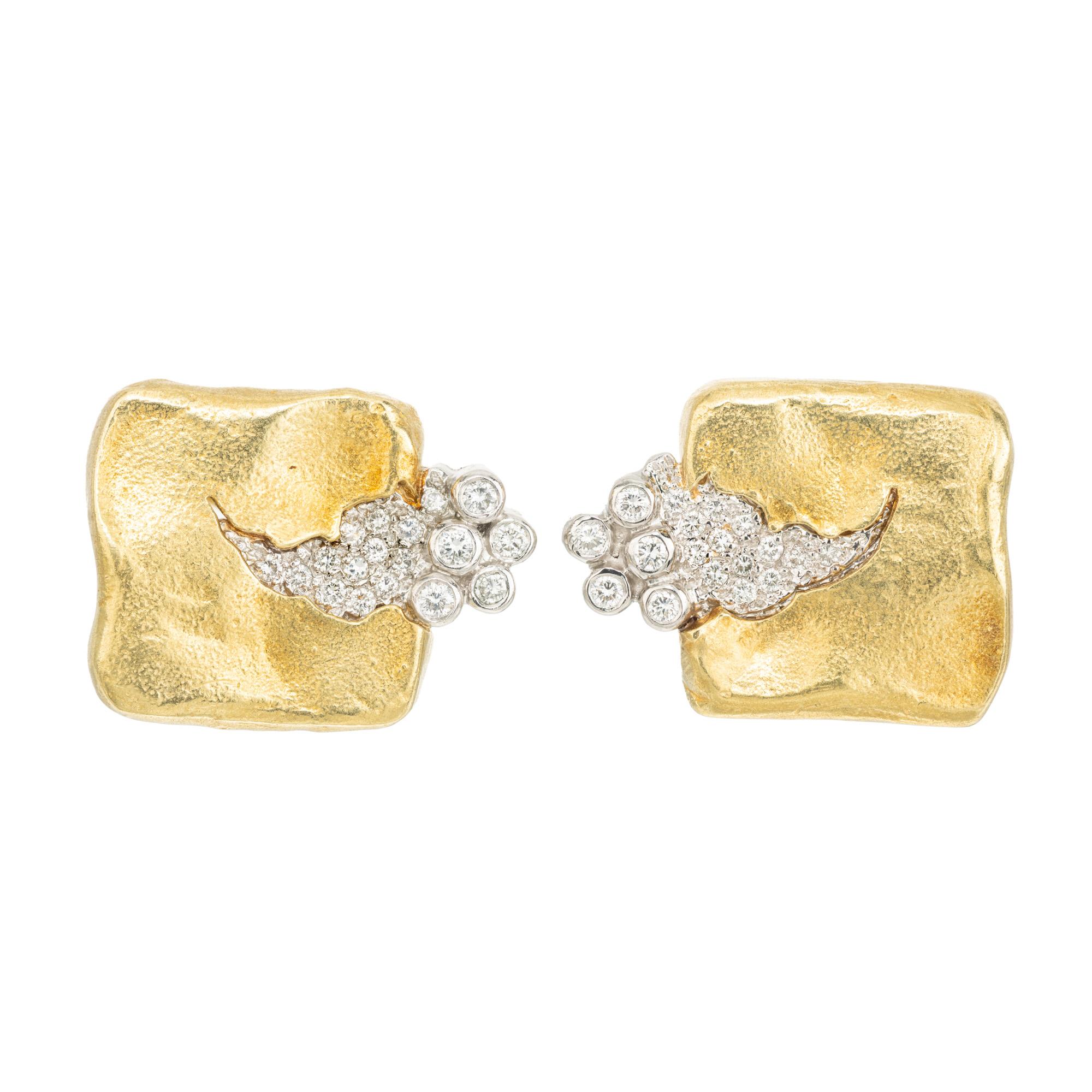Découvrez l'élégance exquise des boucles d'oreilles à clip Glacier de SeidenGang, composées d'un diamant de 0,48 ct en platine et en or jaune, un chef-d'œuvre qui marie la beauté intemporelle à la sophistication moderne. Chaque boucle d'oreille