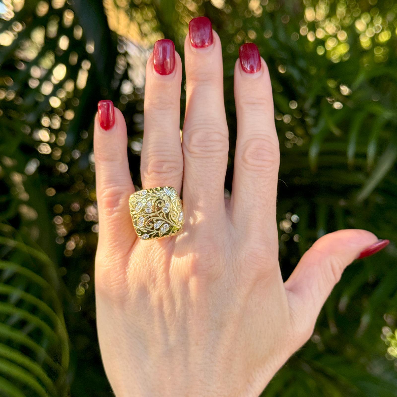 La bague à diamants en or jaune 18 carats de SeidenGang se distingue par son sommet de forme carrée de 20 mm x 20 mm, orné de 20 diamants ronds de taille brillant totalisant environ 0,50 carats (cttw). Les diamants sont de couleur G-H et de pureté