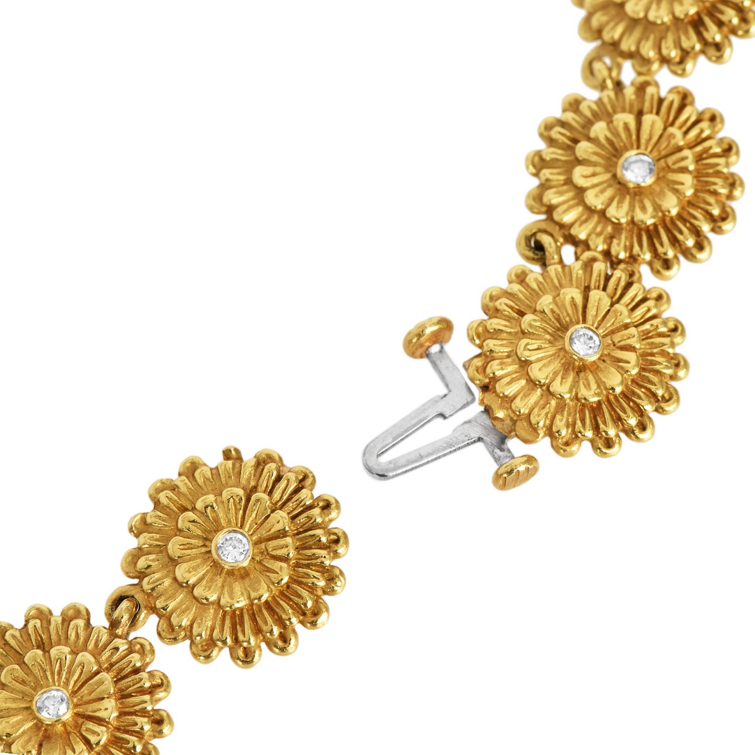 Seidengang Diamond Diamond 18k Gold  Flower Necklace For Sale 2