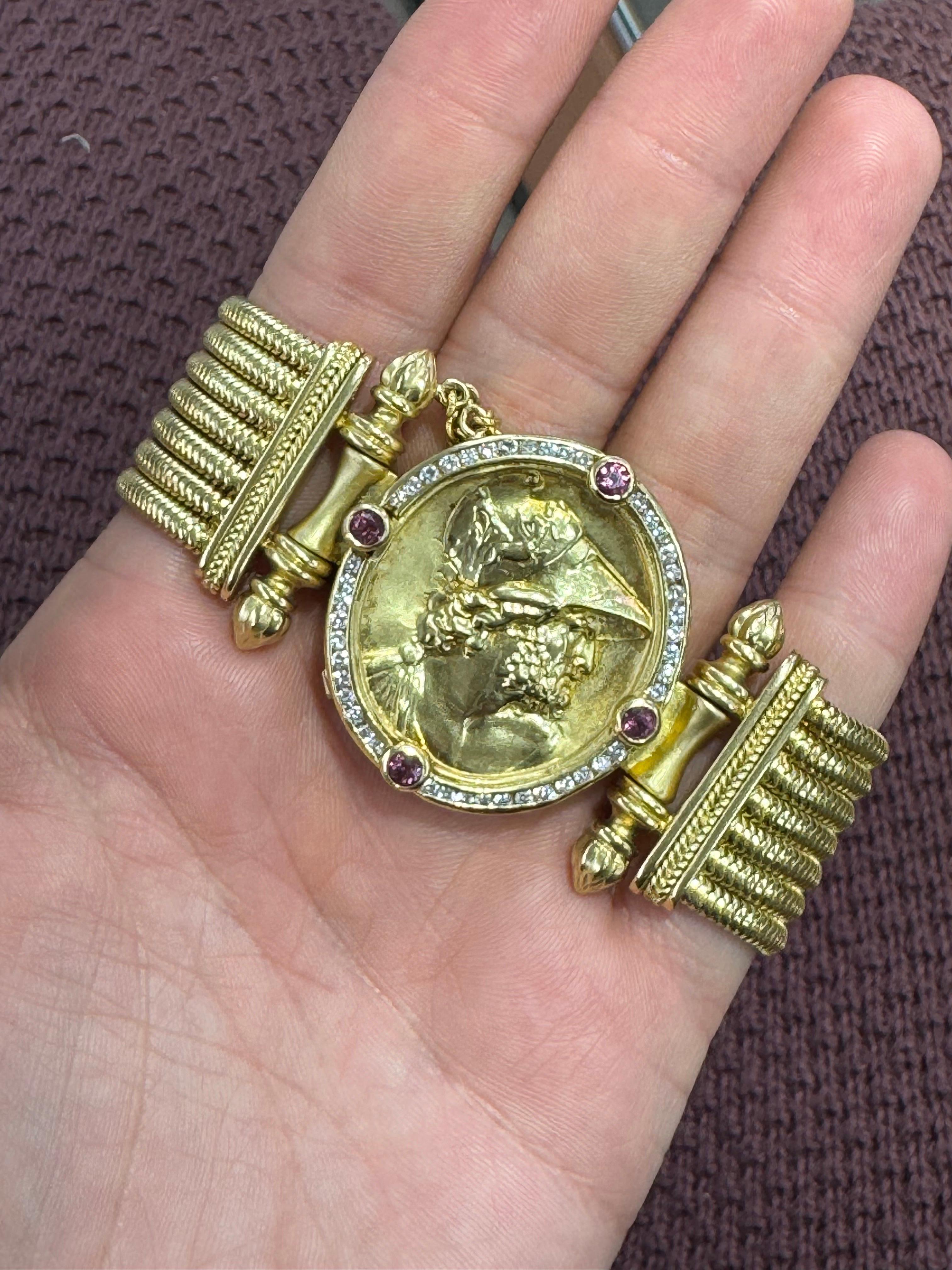Signiert SeidenGang, dieses Armband verfügt über 7 mehrreihige Schlangenketten mit einem Diamanten und Cabochon Ruby Münze
 Münze 1,25 Zoll breit