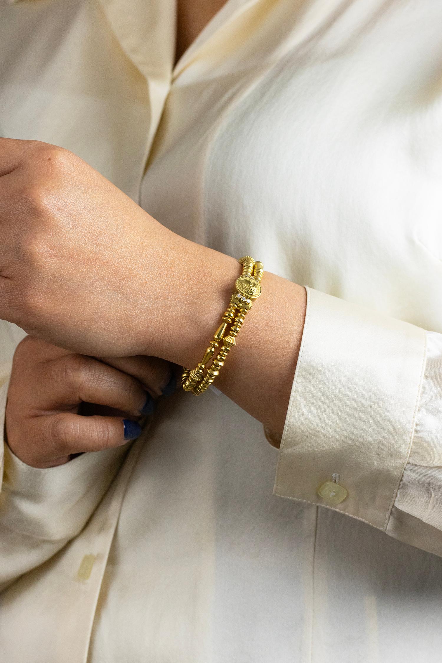 Taille ronde Bracelet rétro Seidengang Roman Portrait 0,12 carat en or jaune en vente