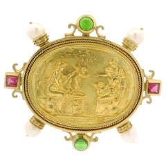 SeidenGang, ciondolo in oro giallo massiccio con perle e cammeo dettagliato, con scena d'oro.