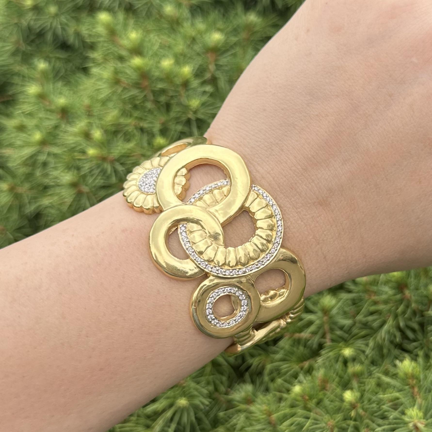 SeidenGang Toujours 18k Gold 1ct Diamond Interlocking Circles Breite Manschette Armband im Angebot 12