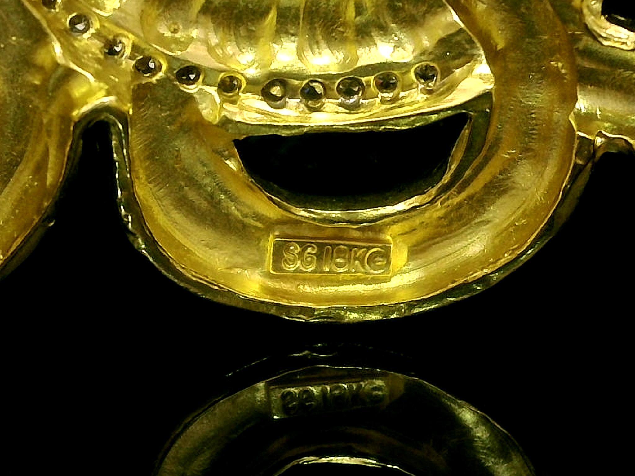 --Stein(e):--
Zahlreiche natürliche echte Diamanten - runder Brillantschliff - Pave Set - schöne weiße Brillanten - 1,0ctw (ca.)

MATERIAL: Massives 18k Gelbgold
Gewicht: 81,28 Gramm
Typ: Armreif mit Scharnier und offener Manschette
Größe: Passt bis