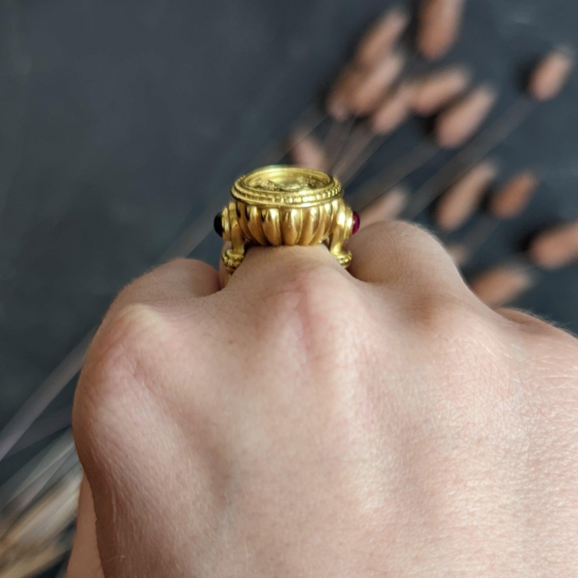 SeidenGang Vintage Granat 18 Karat Gelbgold Klassischer Herkules Kamee Ring 7