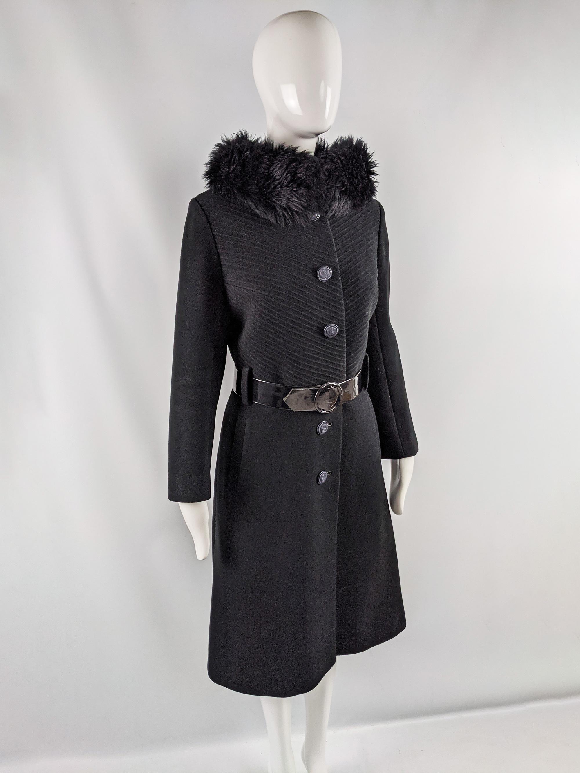 De las mujeres Seigal Vintage 60s Long Black Wool & Faux Fur Collar Belted Coat, 1960s en venta