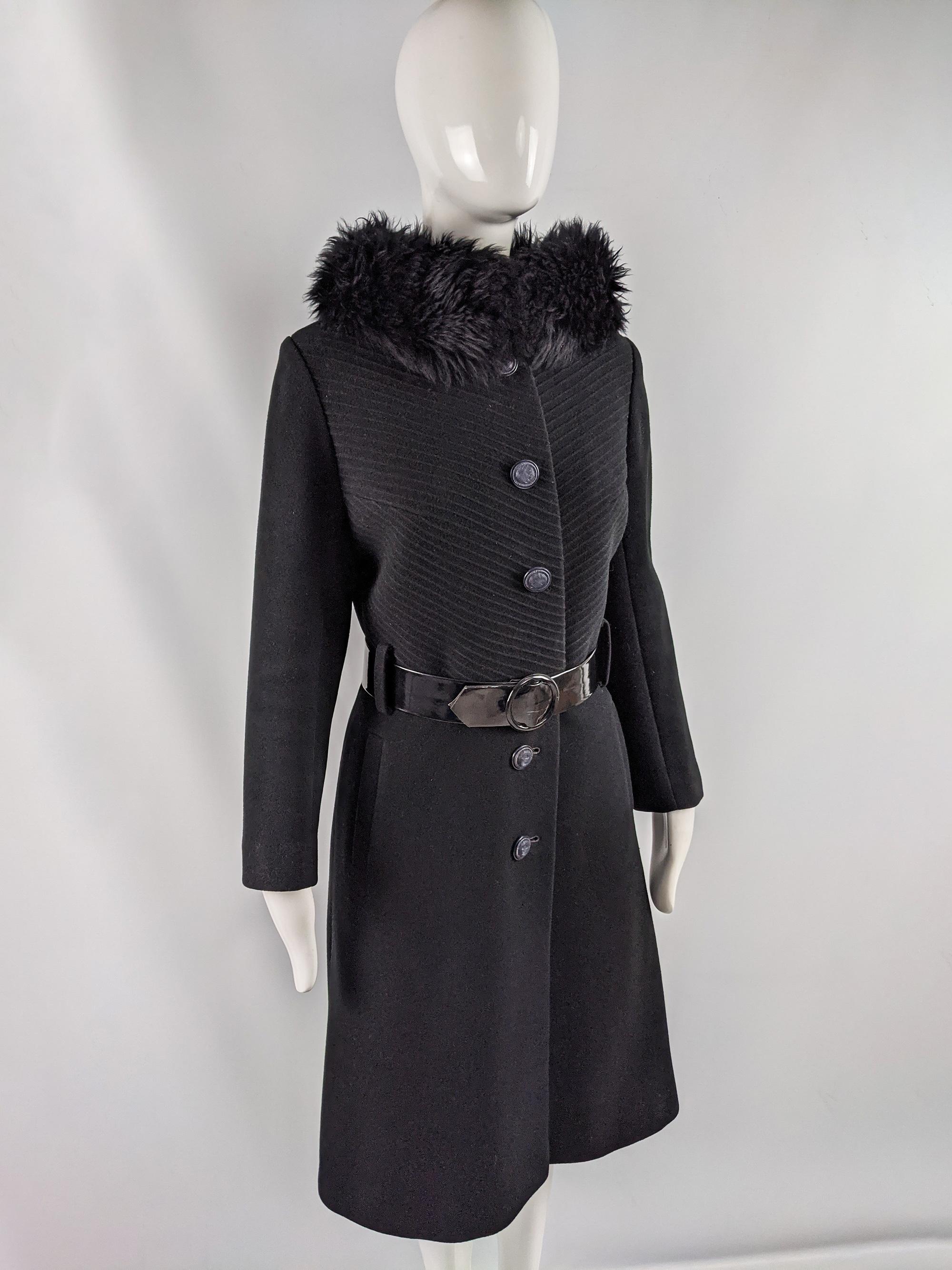 Seigal Vintage 60s Long Black Wool & Faux Fur Collar Belted Coat, 1960s en venta 1
