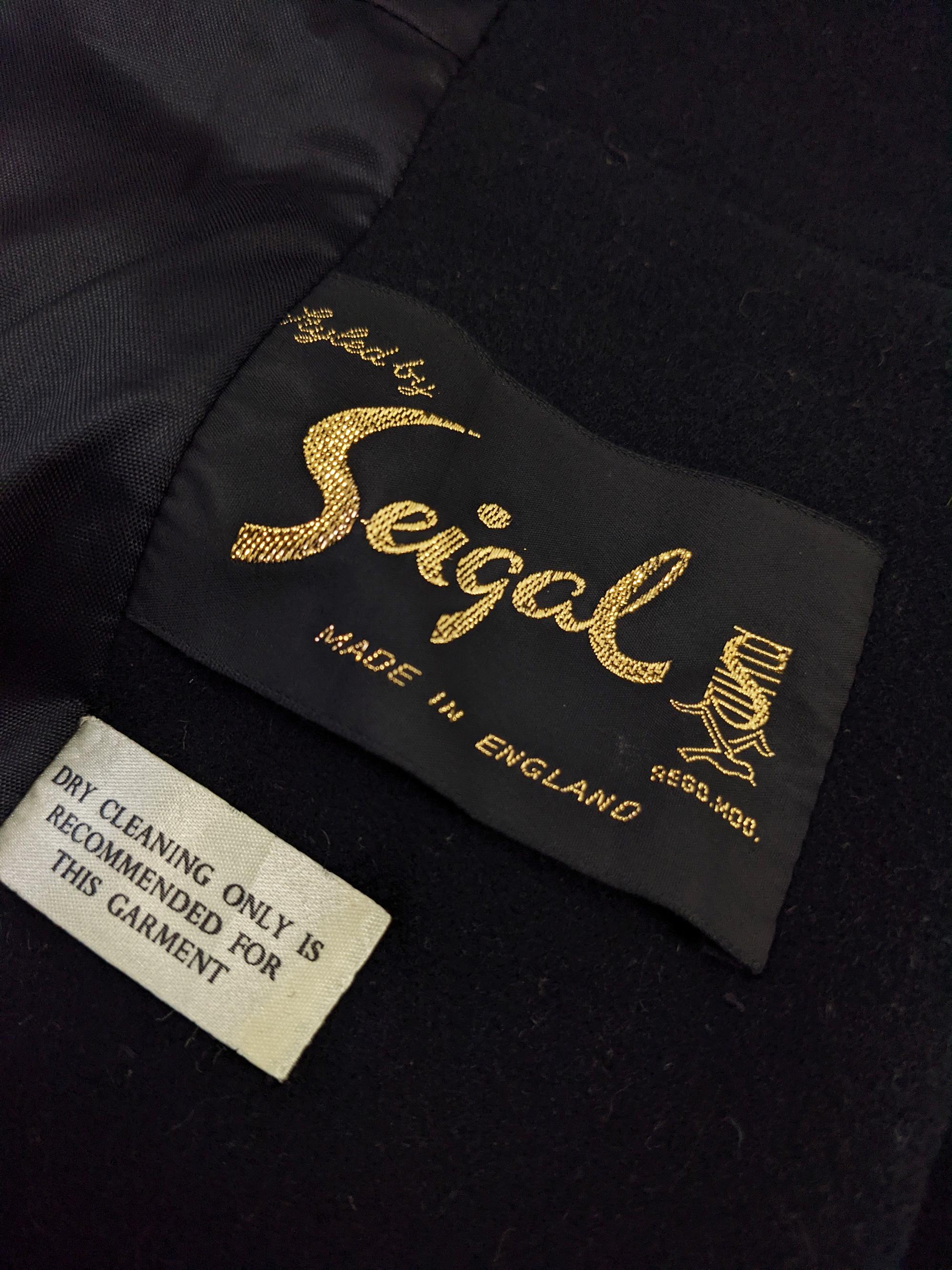 Seigal Vintage 60s Long Black Wool & Faux Fur Collar Belted Coat, 1960s en venta 3