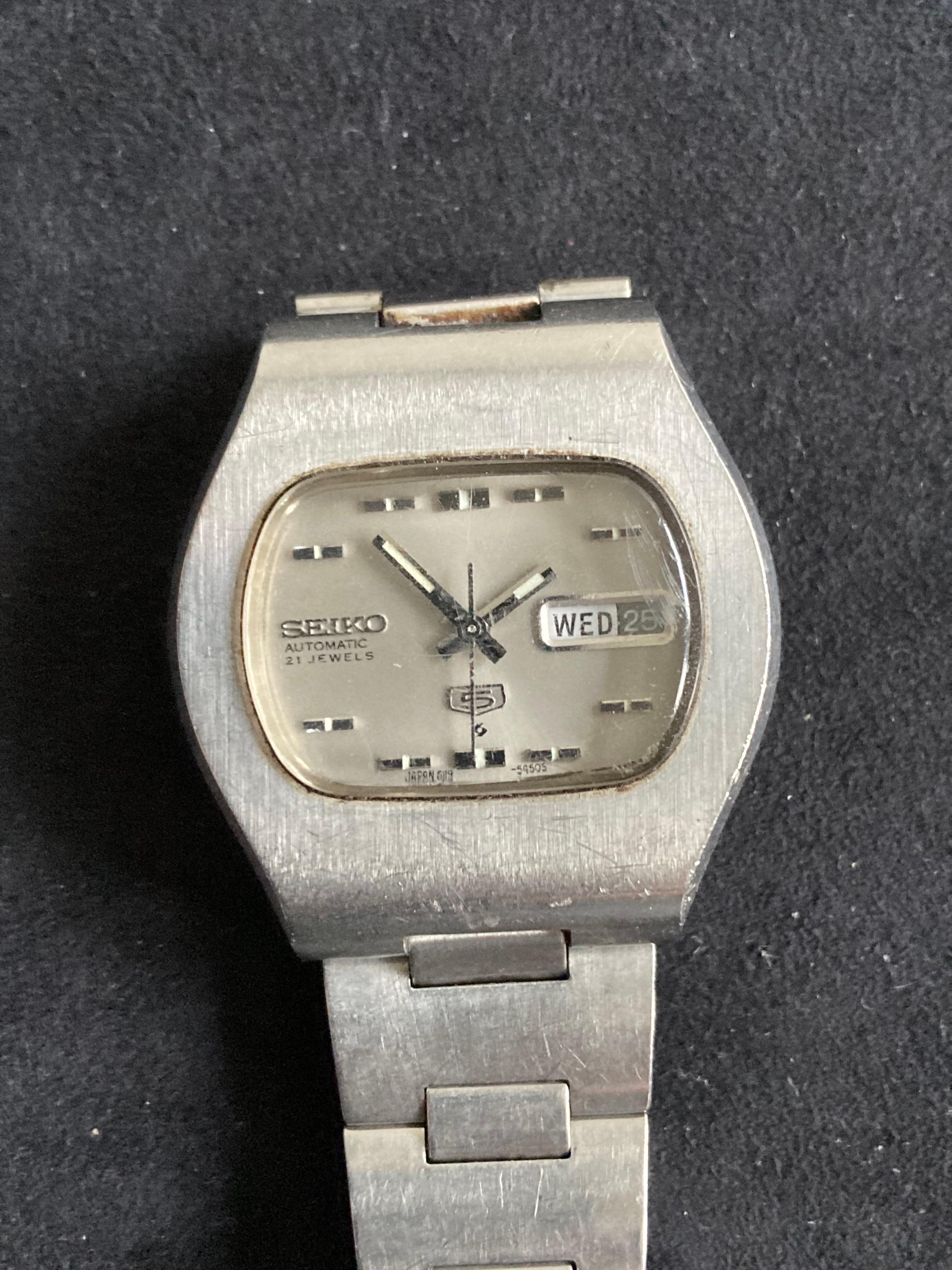Une montre automatique pour homme Seiko 5 en acier inoxydable des années 1960.