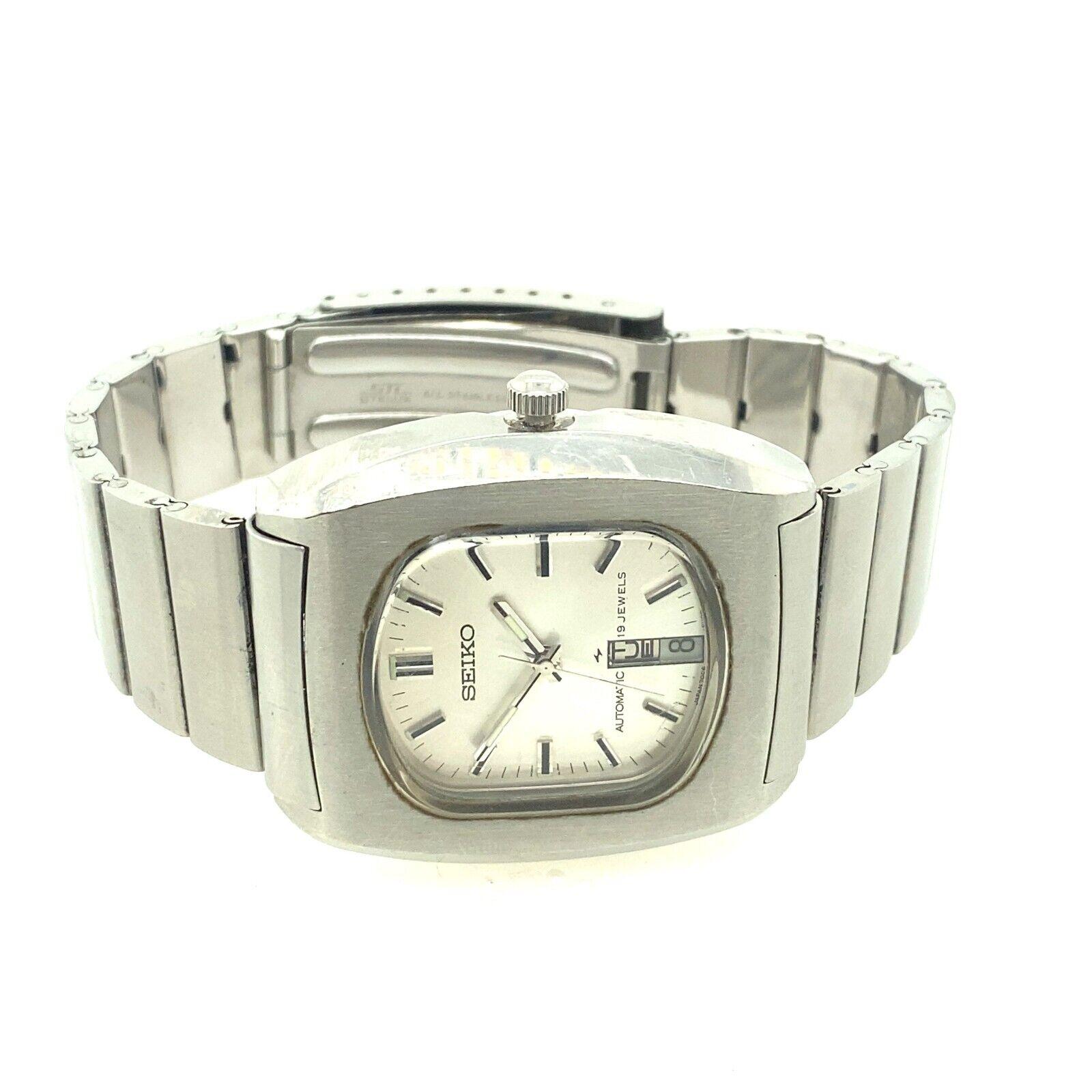 This Seiko Automatic Stainless Steel Gets Watch is a classic, elegant timepiece with a rectangle stainless steel case and a matching stainless-steel bracelet. The date is displayed in the window.

Additional Information:
Case Size: 40mm x