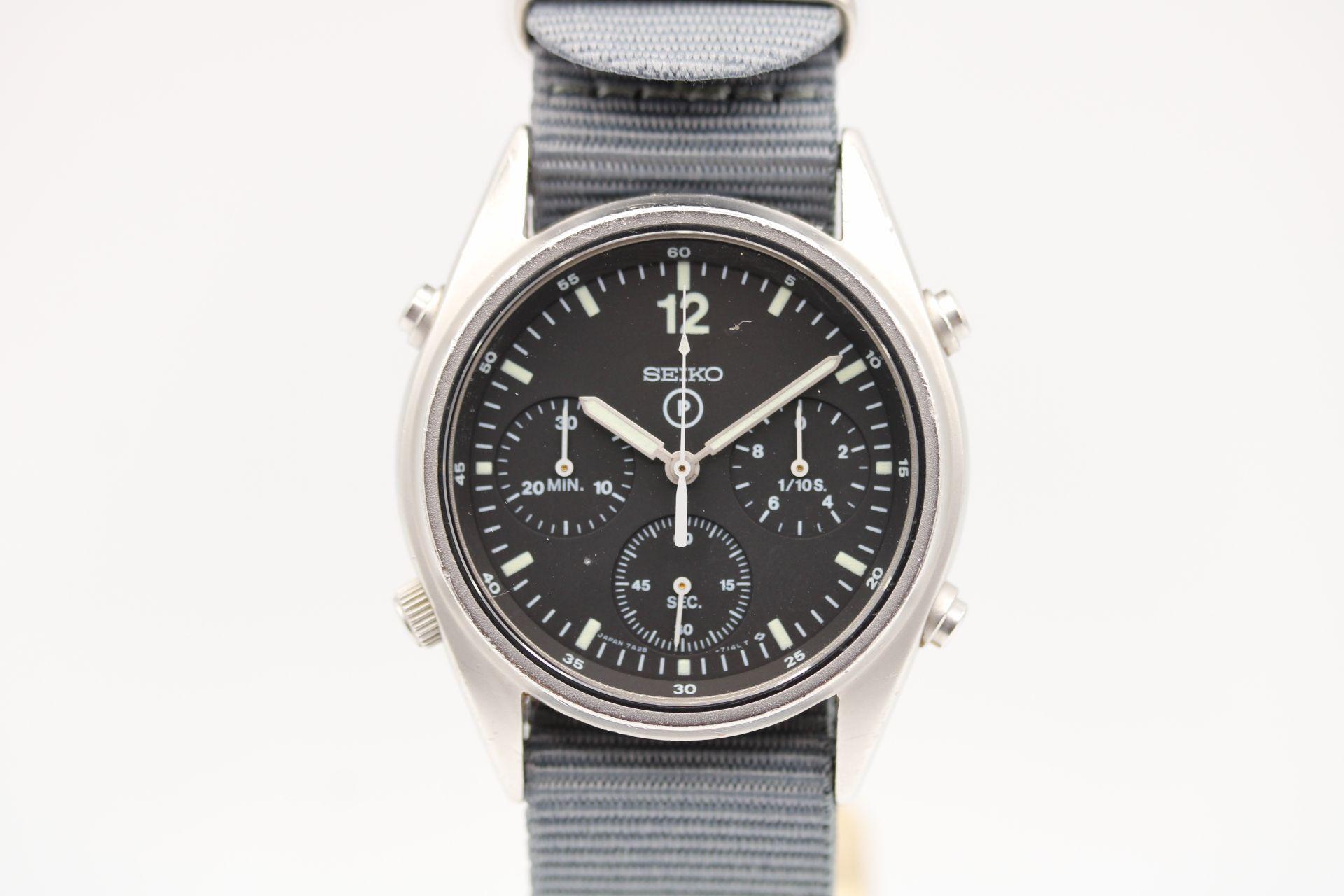 Montre : Seiko Generation 1 7A28-7120
Numéro d'inventaire : CHW5331
Prix : £995.00

Chronographe Seiko de la génération 1, original et en état de marche, fabriqué pour la RAF britannique en 1990. Ayant été utilisée en service comme outil, la montre