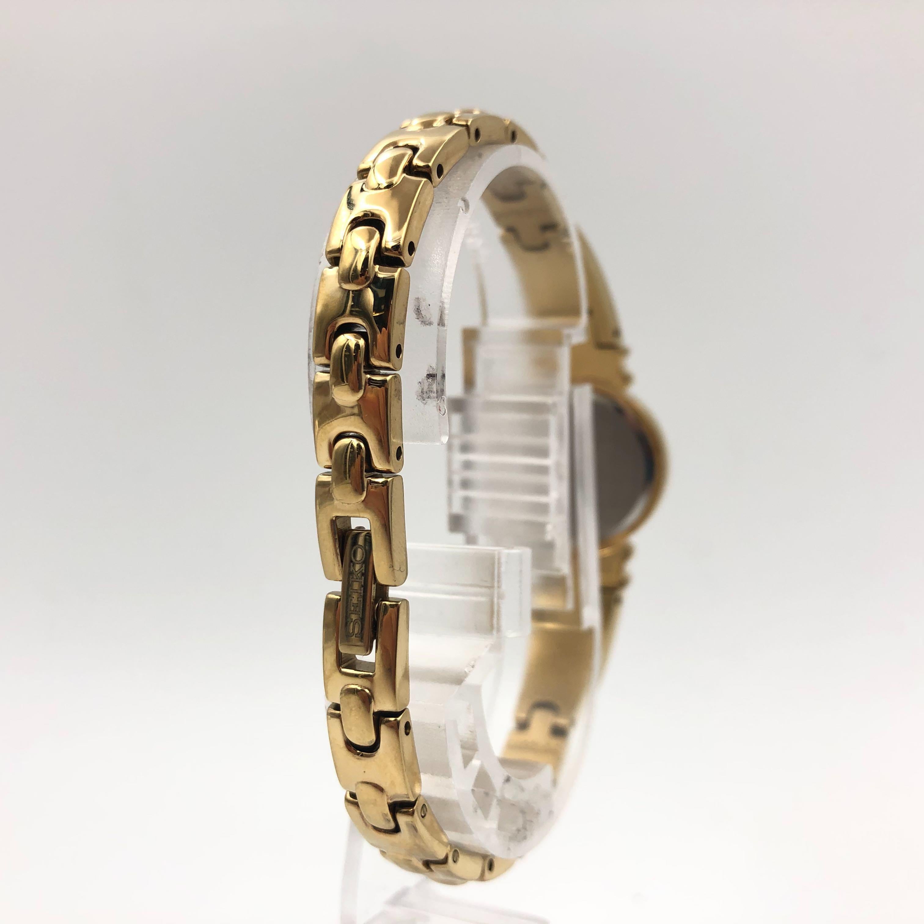 Pre owned Seiko Dress Champagne Dots Dial Gold Tone Steel Quartz Ladies Watch SUJG34. The Watch Has Minor Scratches on the case and bracelet. This Beautiful Timepiece is Powered by a Quartz (Battery) Movement and Features: a Gold-Tone Case and a