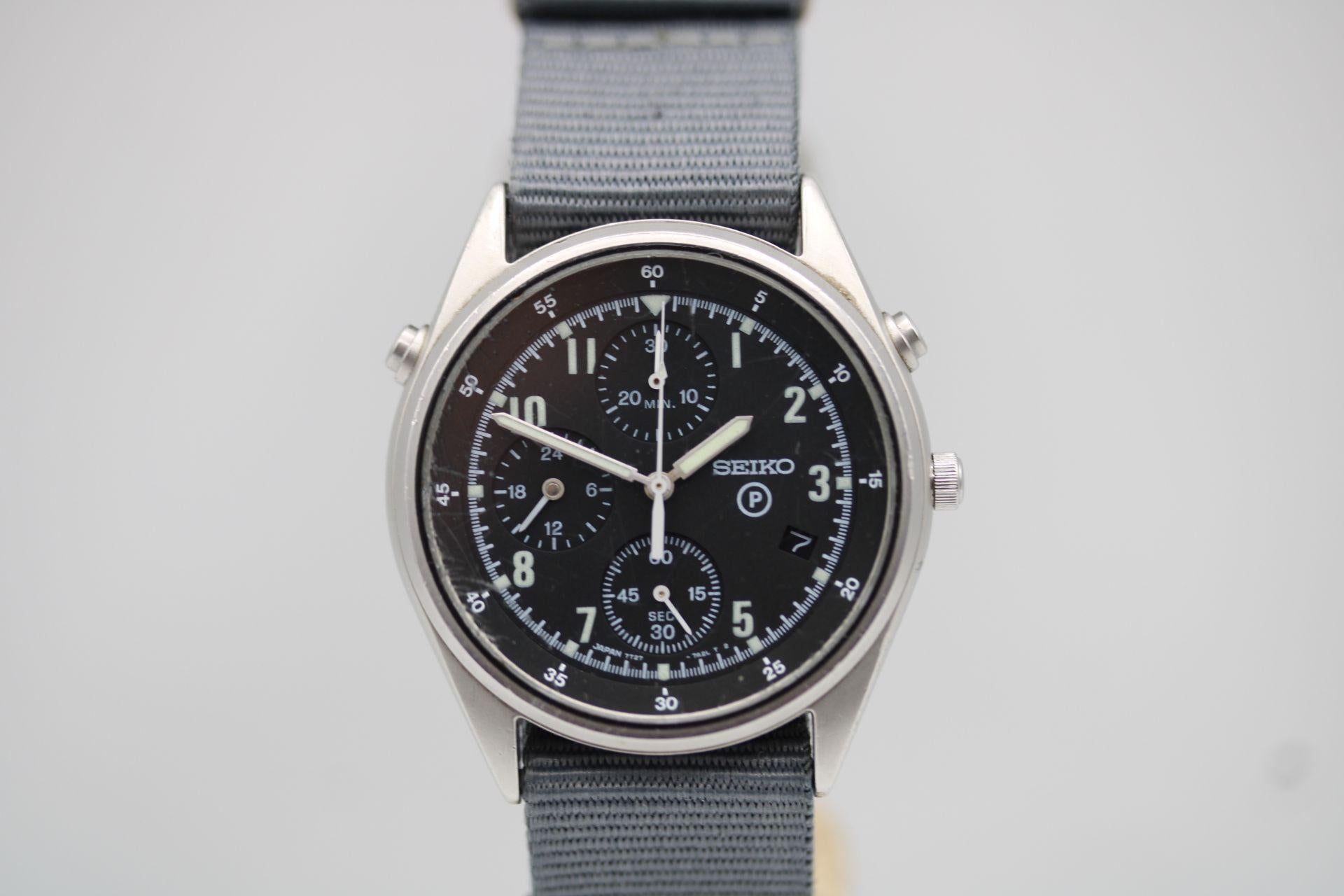 
Ce chronographe Seiko Generation 2 British Military Issued nous parvient dans son état d'origine avec tous les marquages au dos du boîtier. Le verre est un peu rayé par endroits, mais nous avons choisi de le laisser d'origine.

Boîtier en acier