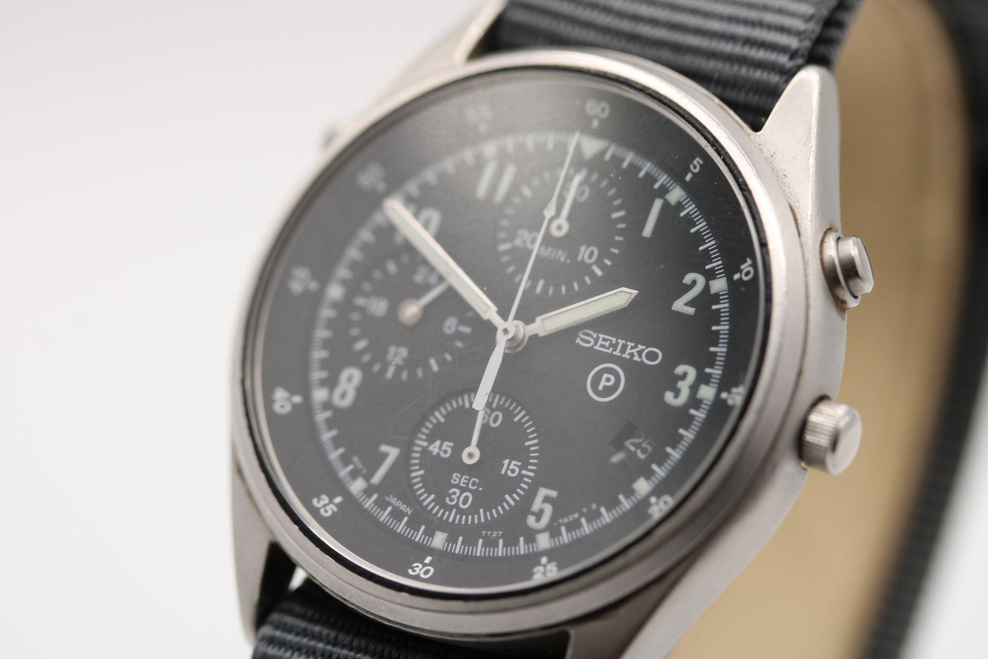 Ce chronographe Seiko de 2ème génération, délivré par l'armée britannique, nous est parvenu dans son état d'origine, avec tous les marquages au dos du boîtier.

Boîtier en acier inoxydable de 38 mm avec barrettes fixes, comme l'exigeait l'armée
