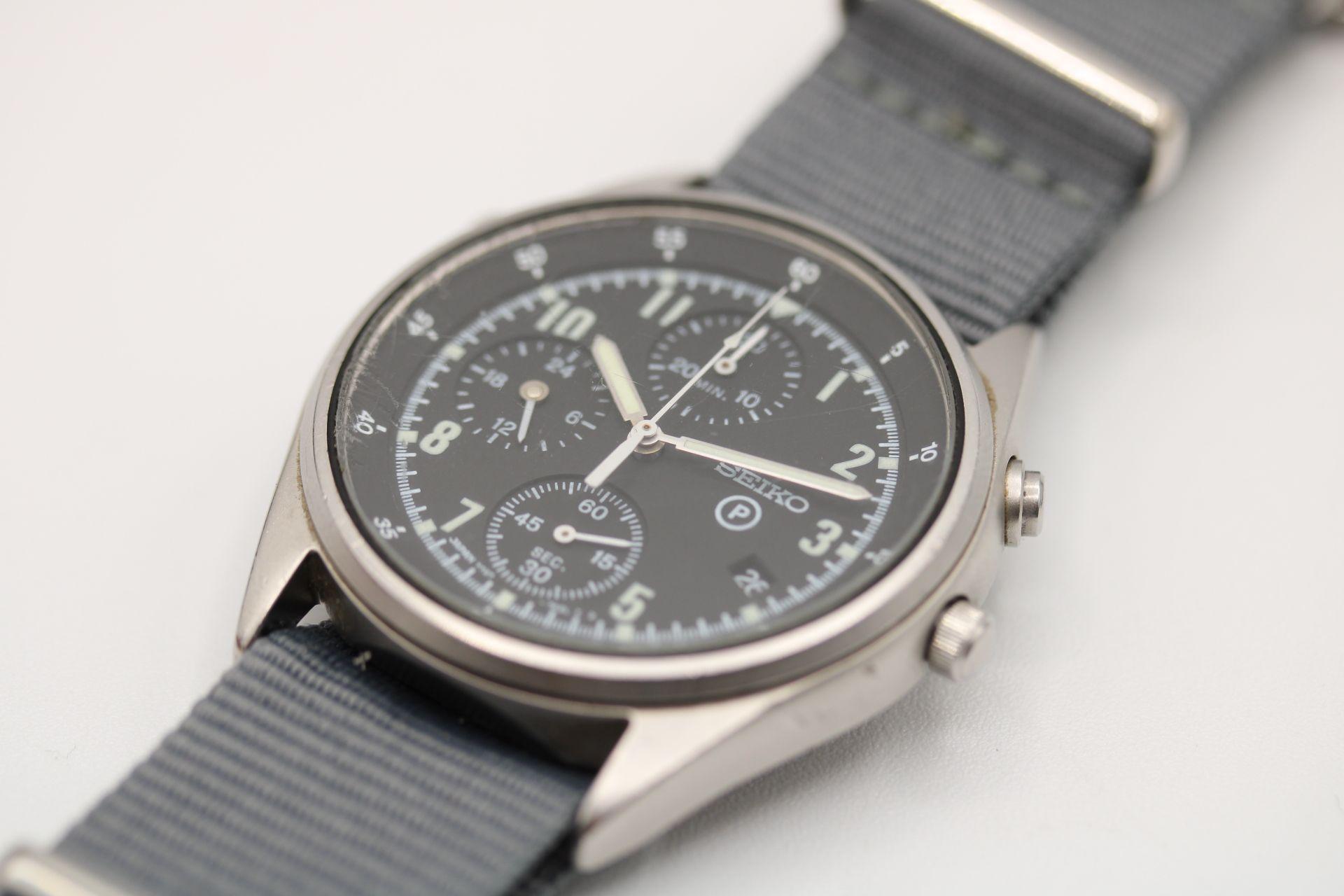 
Ce chronographe Seiko de 2ème génération, délivré par l'armée britannique, nous est parvenu dans son état d'origine, avec tous les marquages au dos du boîtier. Le verre est un peu rayé par endroits, mais nous avons choisi de le laisser d'origine.