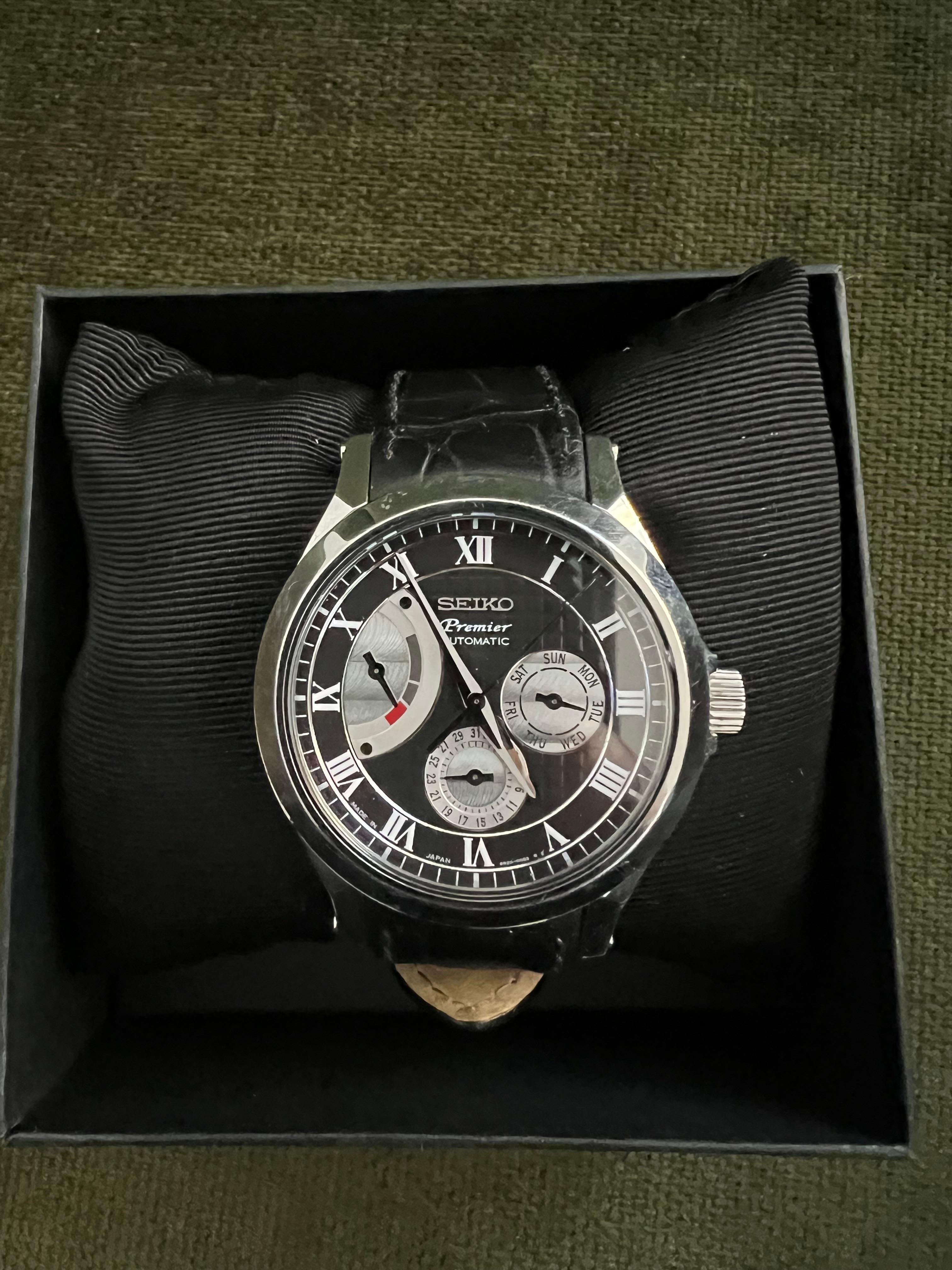 Seiko Premier Automatic 2010 Original Box, Steel Case, Black Lather, Steel Clasp

Model - Gents Automatic Wristwatch ” Premier “

Dial - black original Dial 6R20 – 00B2 R2, applied Steel Seiko – Logo, Steel Hands, white roman Numerals, Sweep Second,