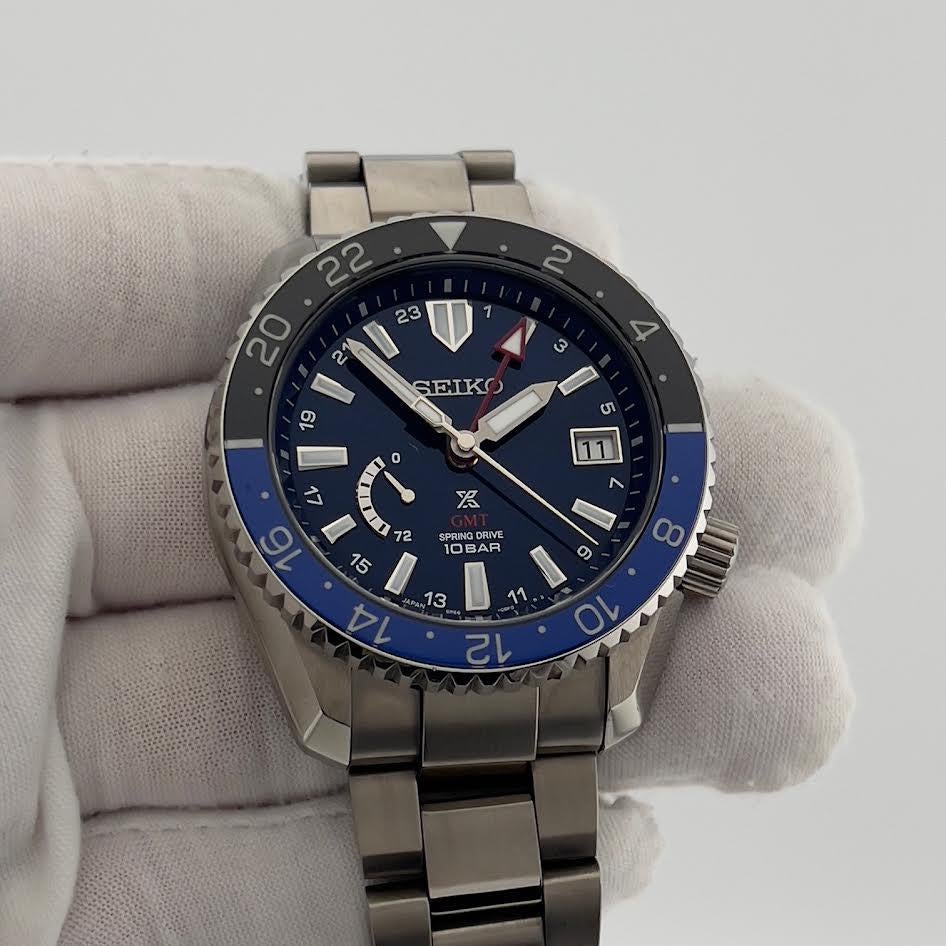 Stil-Nummer: SNR049J



Seriennummer: 040***



Jahr: 2022

 

Modell: Seiko Prospex LX Reihe 

 

Gehäuse MATERIAL: Titan

 

Band: Titan

  

Lünette: Blau & Schwarz 

  

Zifferblatt: Blau

 

Kristall: Saphir 

 

Gehäusegröße: 44,8 mm

