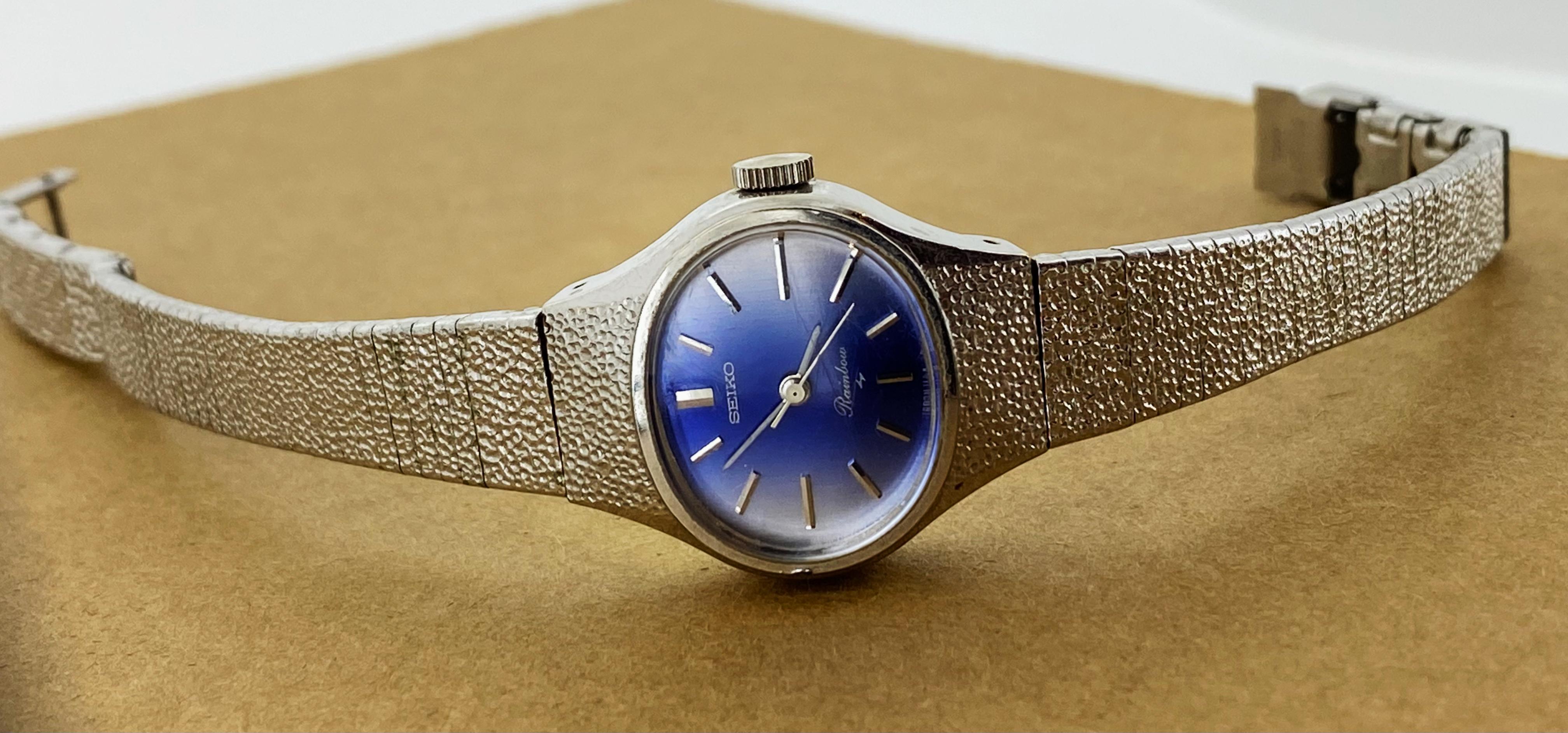 This elegant Seiko ladies' cocktail / dress watch 
is vintage 1970’s, 
yet it's in beautiful vintage condition & 
in excellent working order.

It features: 

White Gold-Plated & S/Steel 
22mm x 28mm (from lug to lug) unusually shaped Carage