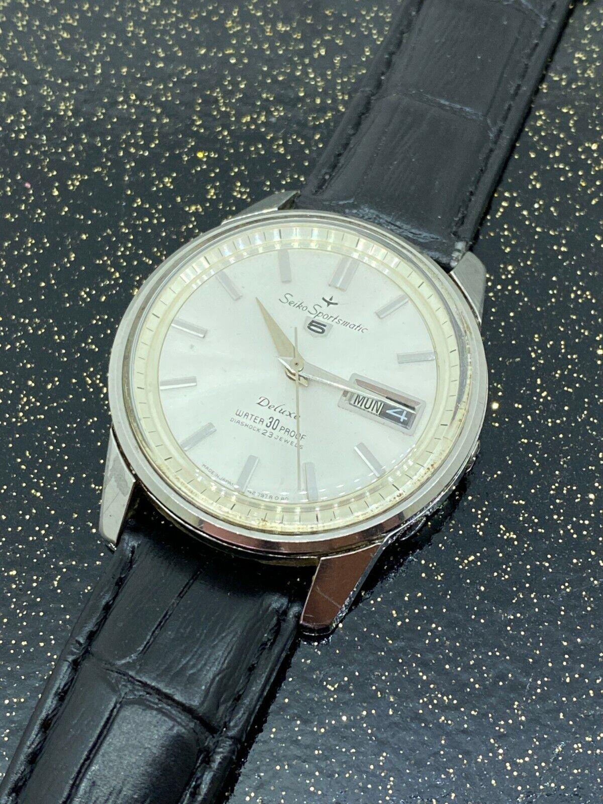 Simple, but timeless Seiko Sportsmatic 5 Delux ref 427970
dates from circa 1964
Shockproof, it is in amazing condition & in excellent working order 

At 39mm (not including winder) Case is greatly presented 
& performed in Stainless Steel,