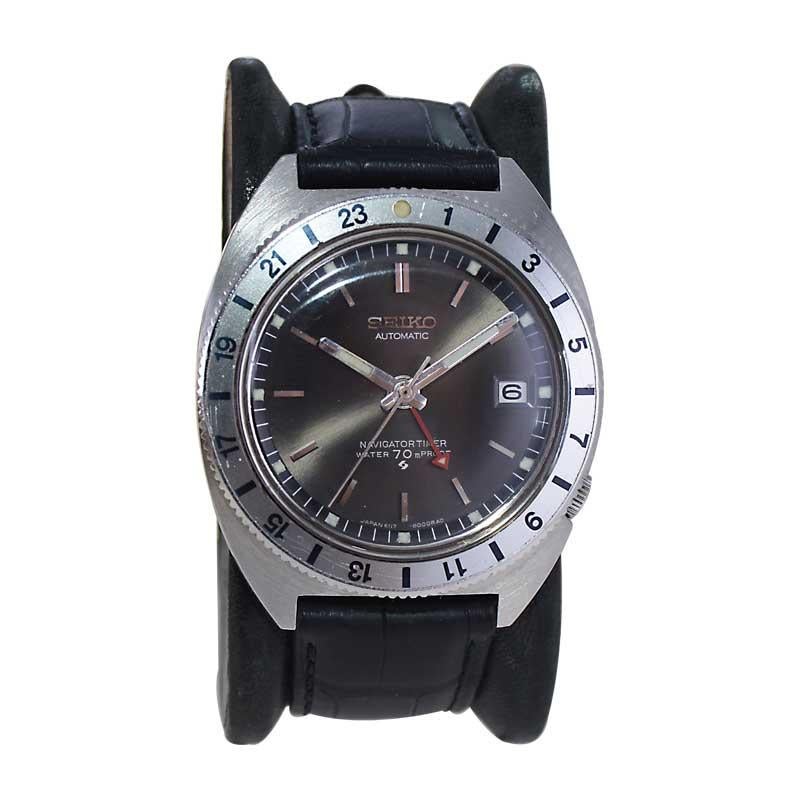 FACTORY / HOUSE: Seiko Watch Company
STYLE / REFERENCE: Modern / Tonneau Shape
METAL / MATERIAL: Stainless Steel 
CIRCA / YEAR: 1970 / 80's
DIMENSIONS / SIZE: Length 45mm x Diameter 38mm
MOVEMENT / CALIBER: Automatic Winding / 17 Jewels 
DIAL /