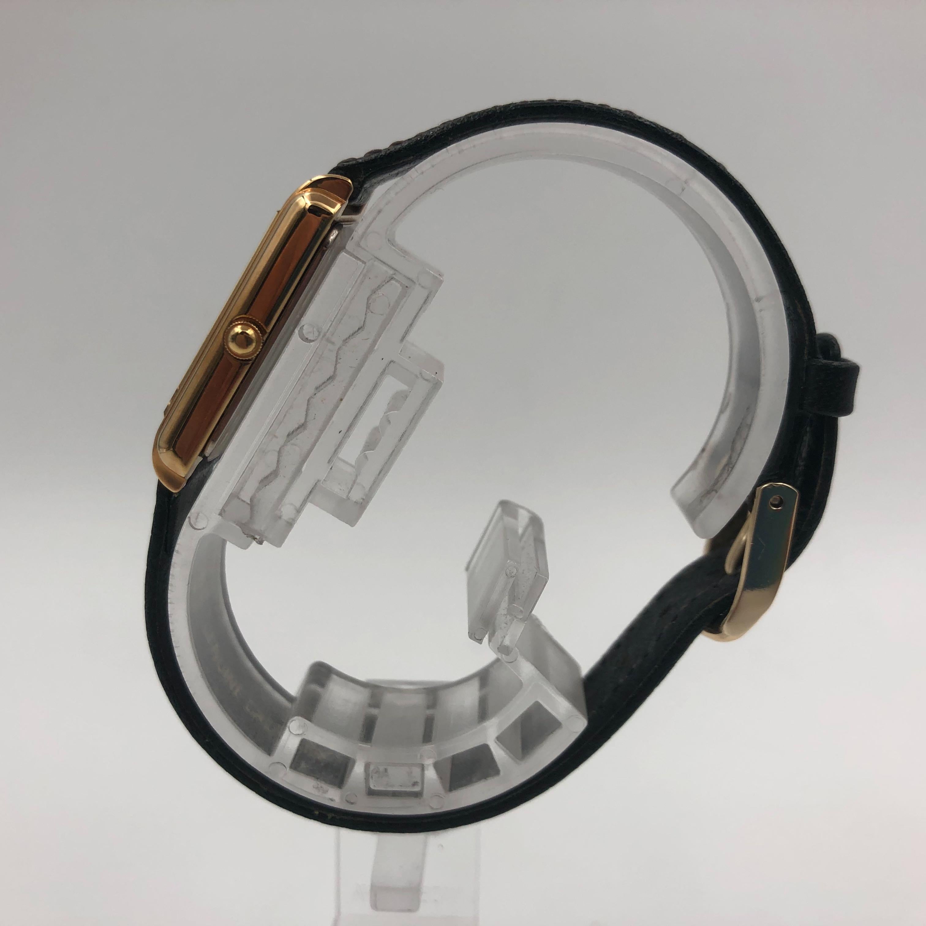 This display model Seiko SYY156 is a beautiful Ladie's timepiece that is powered by quartz (battery) movement which is cased in a stainless steel case. It has a rectangle  shape face, no features dial and has Arabic numeral style markers. The case