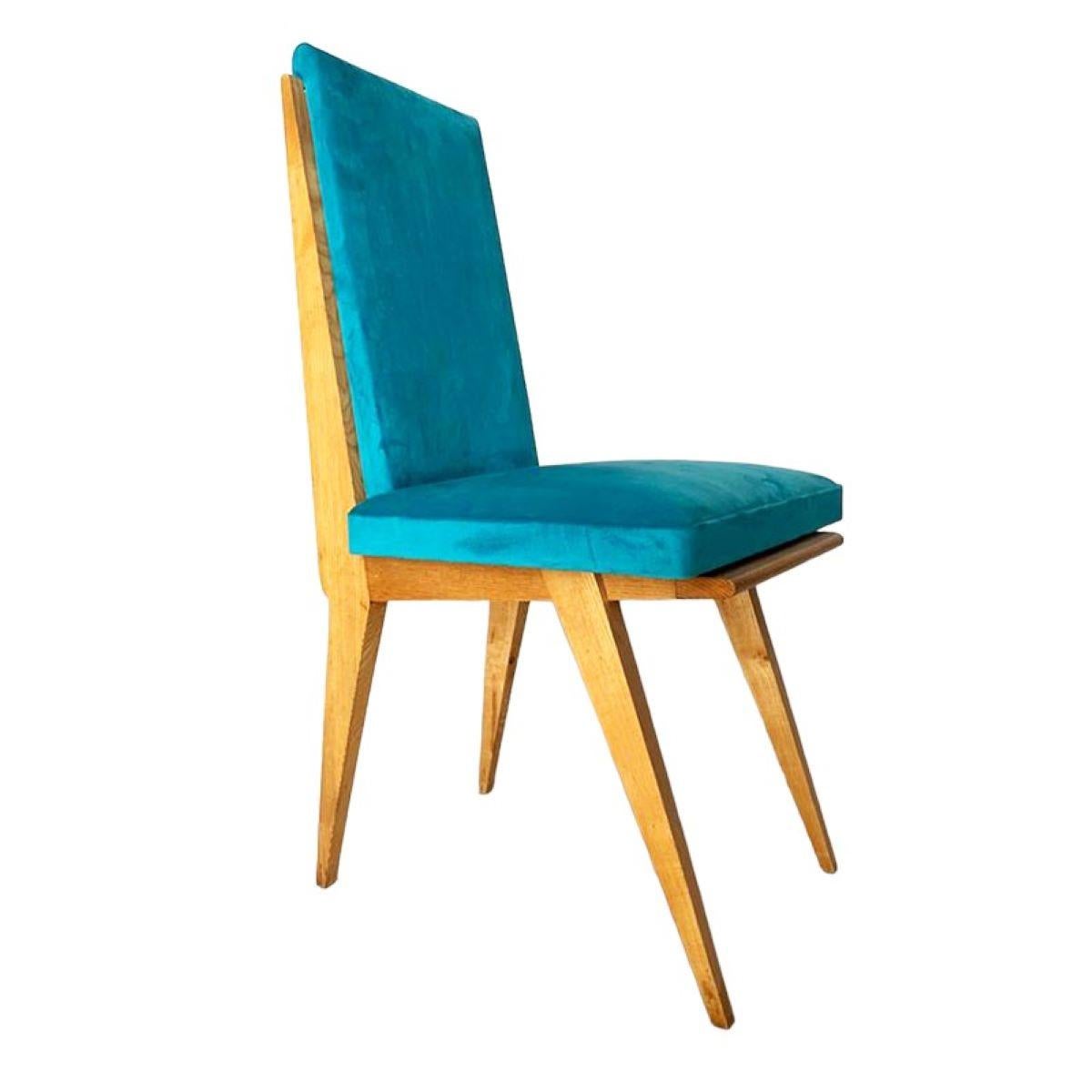 CINCO sillas Midcentury
Conjunto de CINCO sillas en fresno, tapizadas en terciopelo de algodón.
Francia.
Años 50.
MEDIDAS: 92 X 48 X 45 cm
Alto: 92 cm.
Largo: 48 cm.
Ancho: 45 cm.
