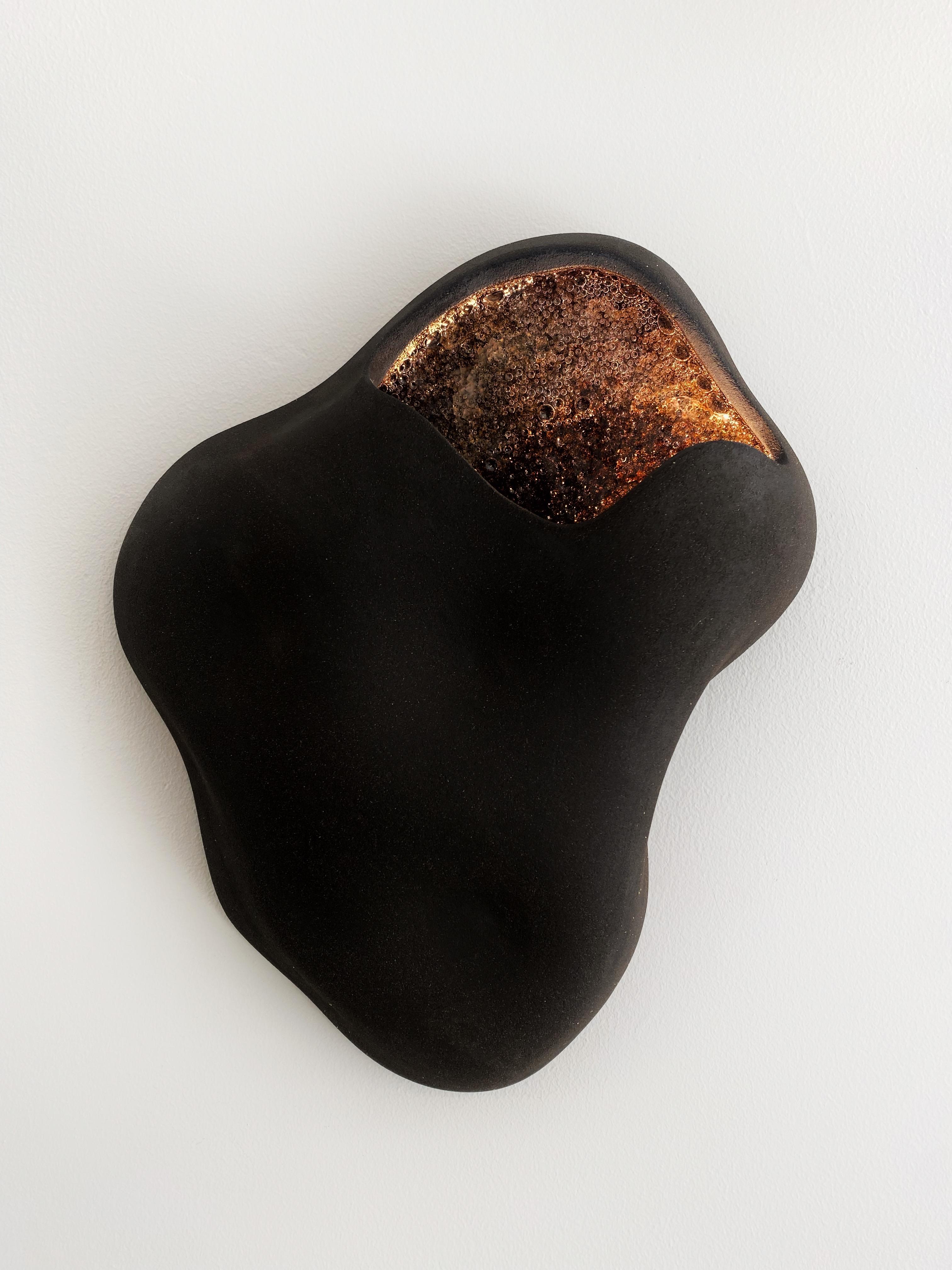 Seixal-Wandleuchte von Amande Haeghen
Einzigartiges Stück.
Abmessungen: Lampe: D 8 x B 25 x H 35 cm.
Rückenplatte: T 9 x B 25 x H 30 cm.
MATERIALIEN: Schwarzer Sandstein mit Schamottierung, geschmolzenes Glas und gealtertes Messing.

Alle unsere