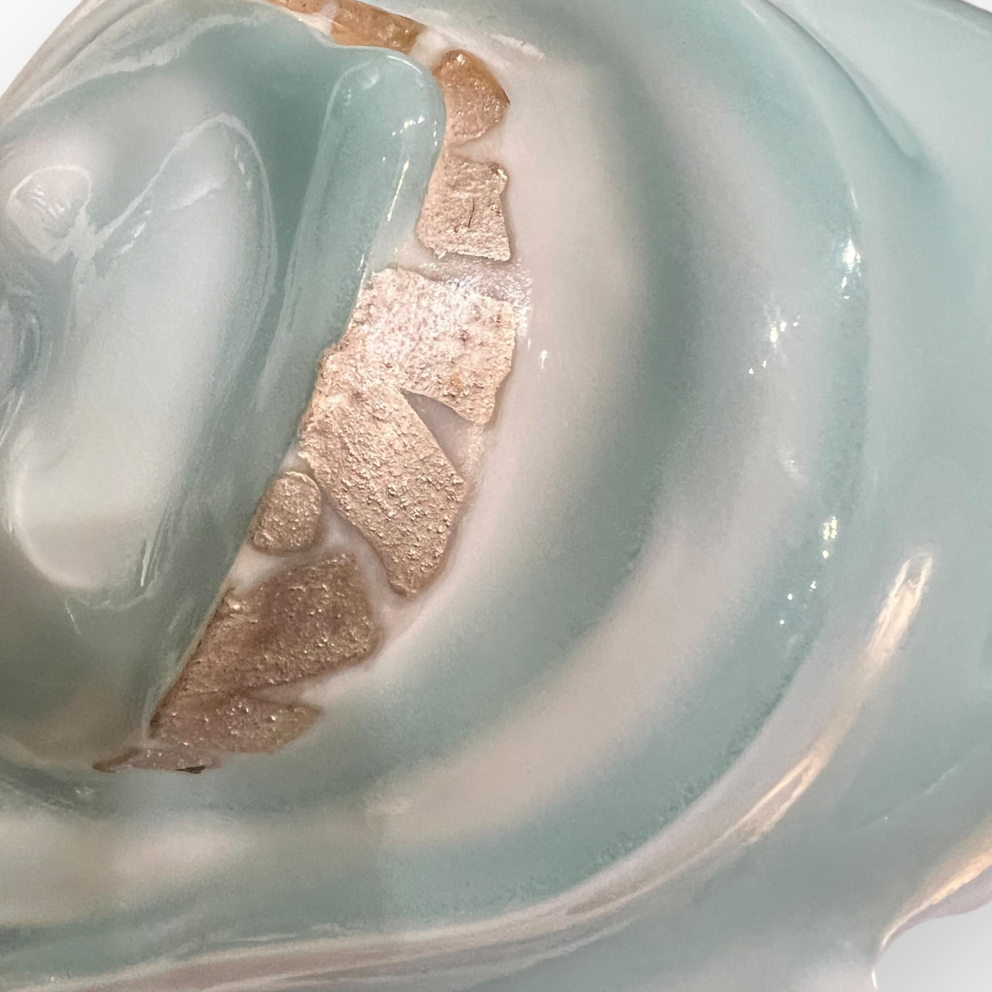Vaso in porcellana Seiyakuji con intarsi in argento di Yoji Kato (加藤洋二)

Questo vaso giapponese contemporaneo di Yoji Kato è alto 20,5 cm ed è realizzato in porcellana Seiyakuji, rinomata per la sua sottile tonalità blu pallido e la sua traslucenza,