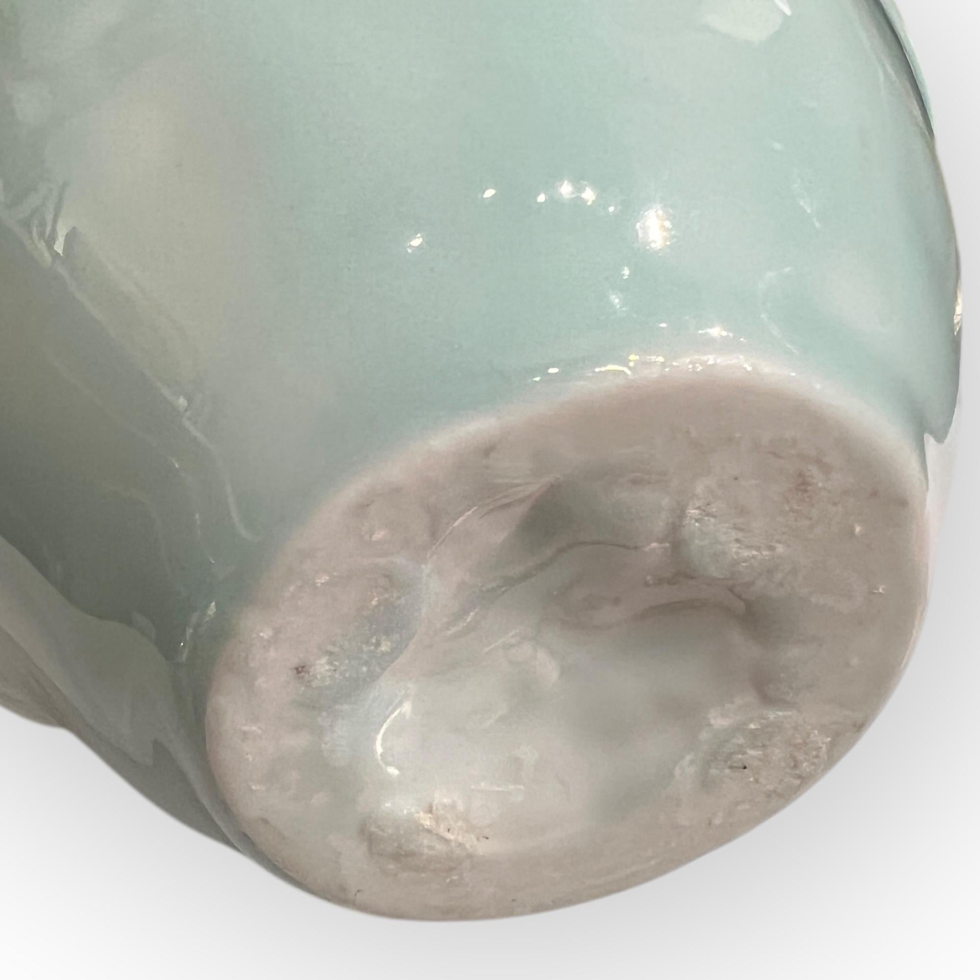 Giapponese Vaso in porcellana Seiyakuji con intarsi in argento di Yoji Kato, Giappone, circa 1990 in vendita