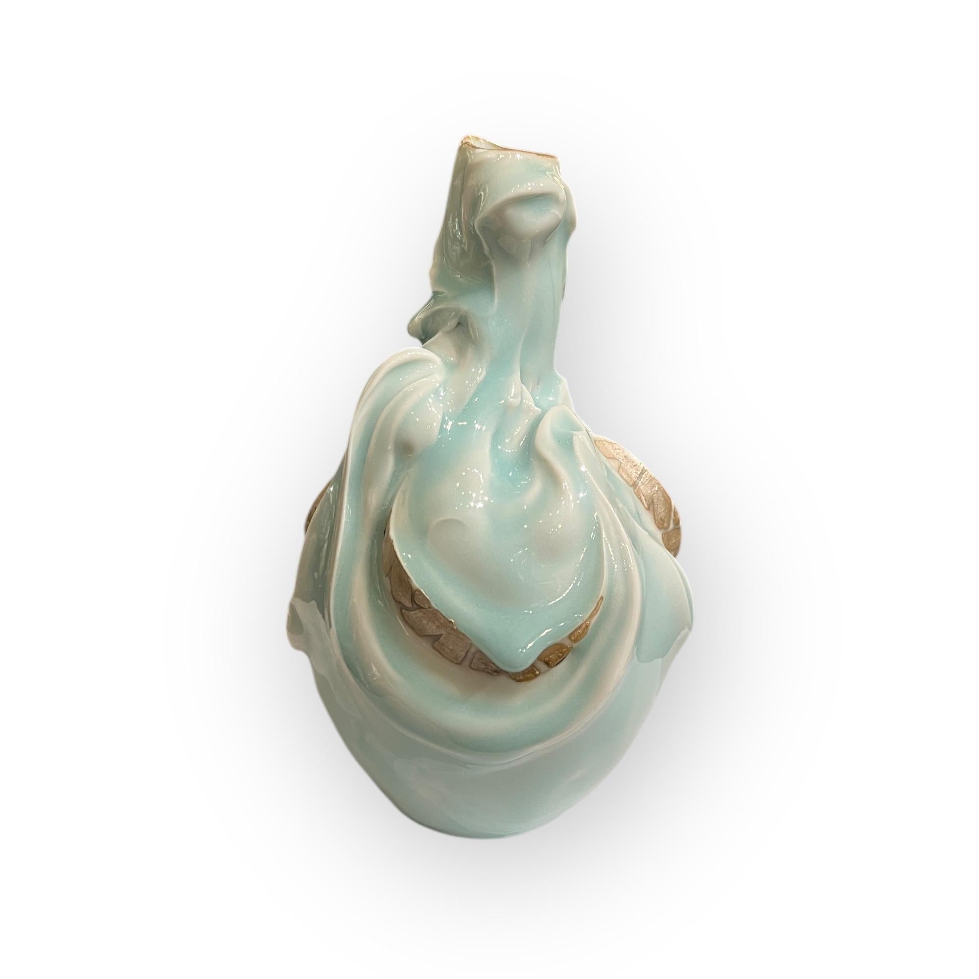 Vaso in porcellana Seiyakuji con intarsi in argento di Yoji Kato, Giappone, circa 1990 In condizioni ottime in vendita a PARIS, FR