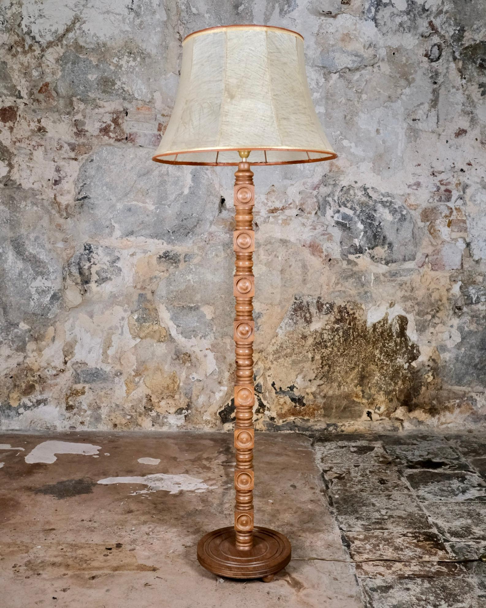 Elegante lámpara de pie de roble torneado y tallado, con un diseño de bobina rítmica, al estilo del movimiento Seiz Breur y que recuerda a las creaciones de Joseph Savina. 
Fabricada en Bretaña (Francia) en los años 40-50, esta pieza encarna la