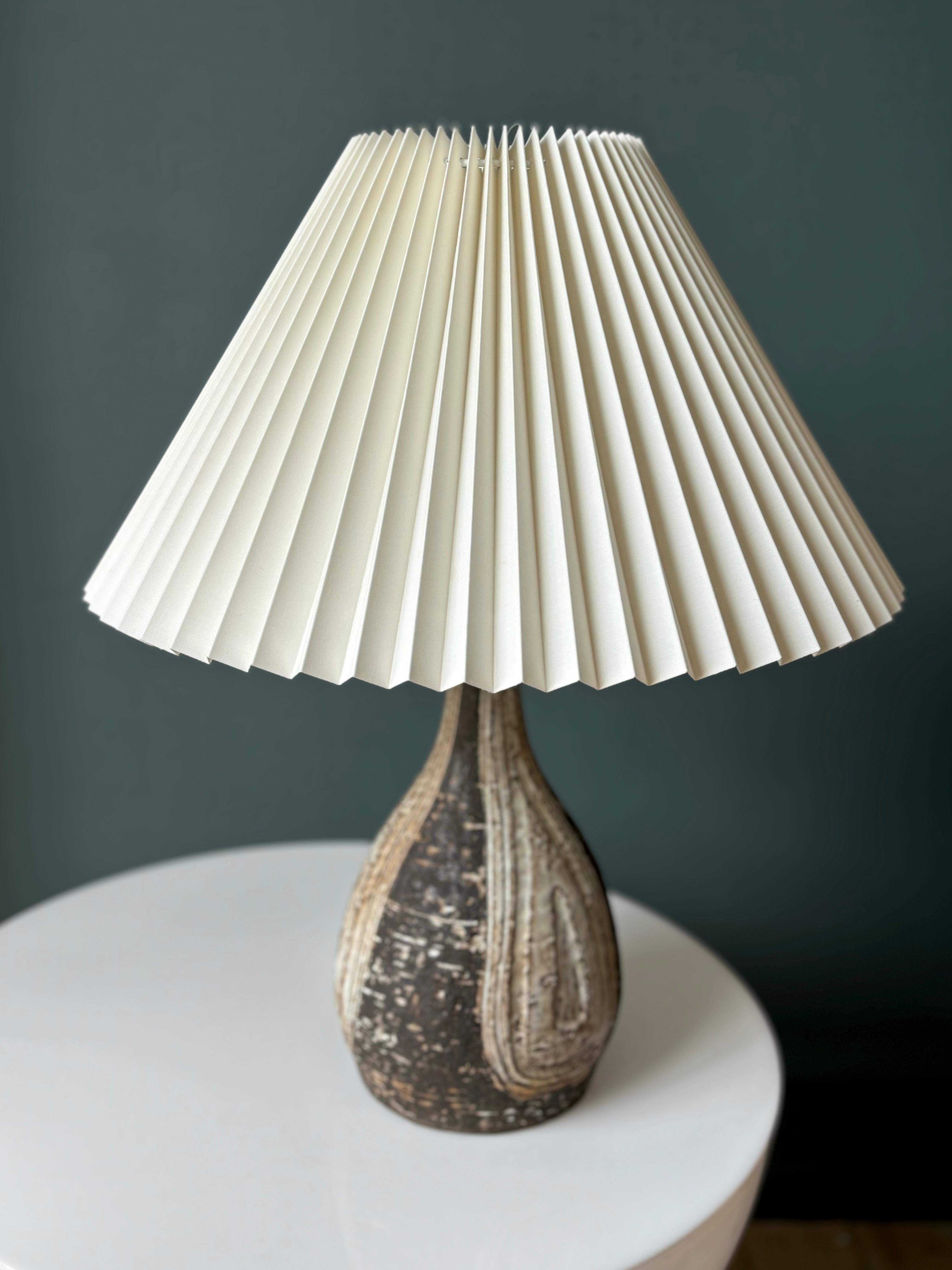 Dänische moderne Steingut-Tischlampe von Sejer, 1960er Jahre (Keramik) im Angebot