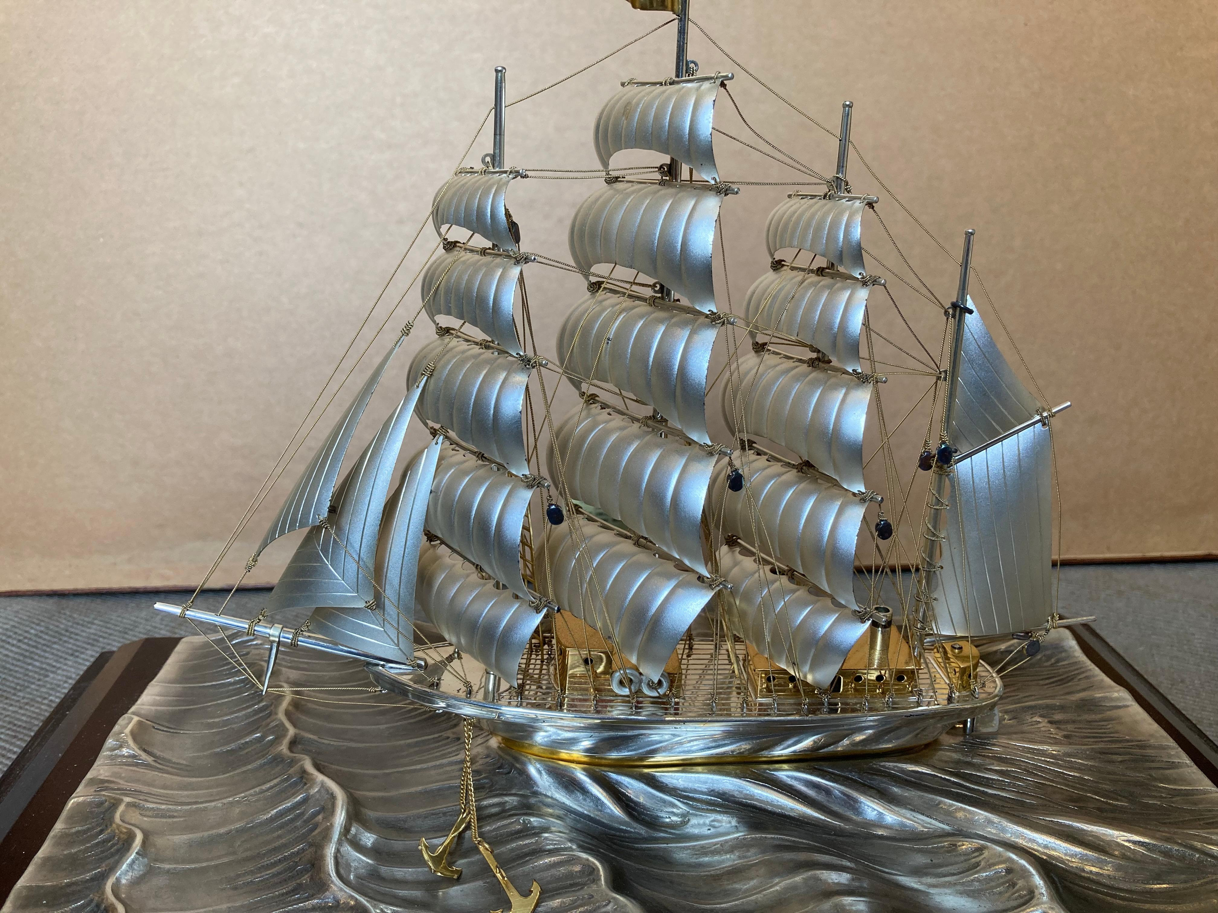 Ein atemberaubendes Modell eines Klipperschiffs aus Sterlingsilber (eigentlich höherer Silbergehalt als Sterling: .960 vs. .925) vom japanischen Silberschmiedemeister Seki Takehiko. Dies ist eine große Version; er hat mindestens ein kleineres