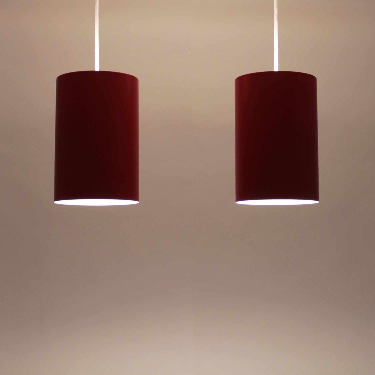 Sektor (pair), red pendant lights by Jo Hammerborg for Fog & Mørup in the 1970s - red Minimalist hanging lamps in good vintage condition!

Two cylindrical metal pendants with red outer coating and white inner coating. Towards the bottom the Sektor