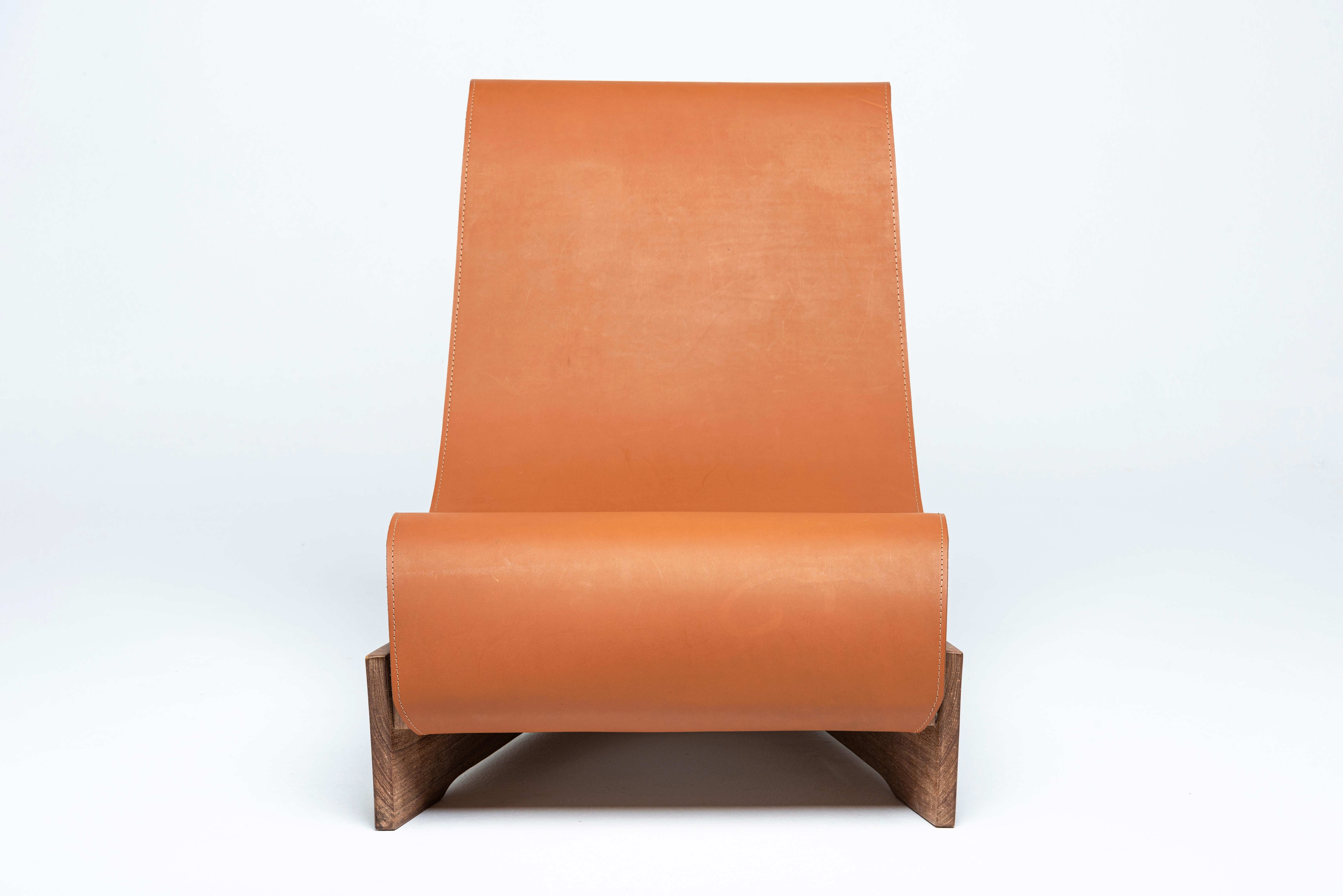 Le fauteuil Sela, réédition emblématique de José Zanine Caldas, allie l'essence du design brésilien à un confort inégalé. Doté d'une structure robuste en bois massif, le fauteuil présente des lignes courbes rappelant celles d'une selle, ce qui lui