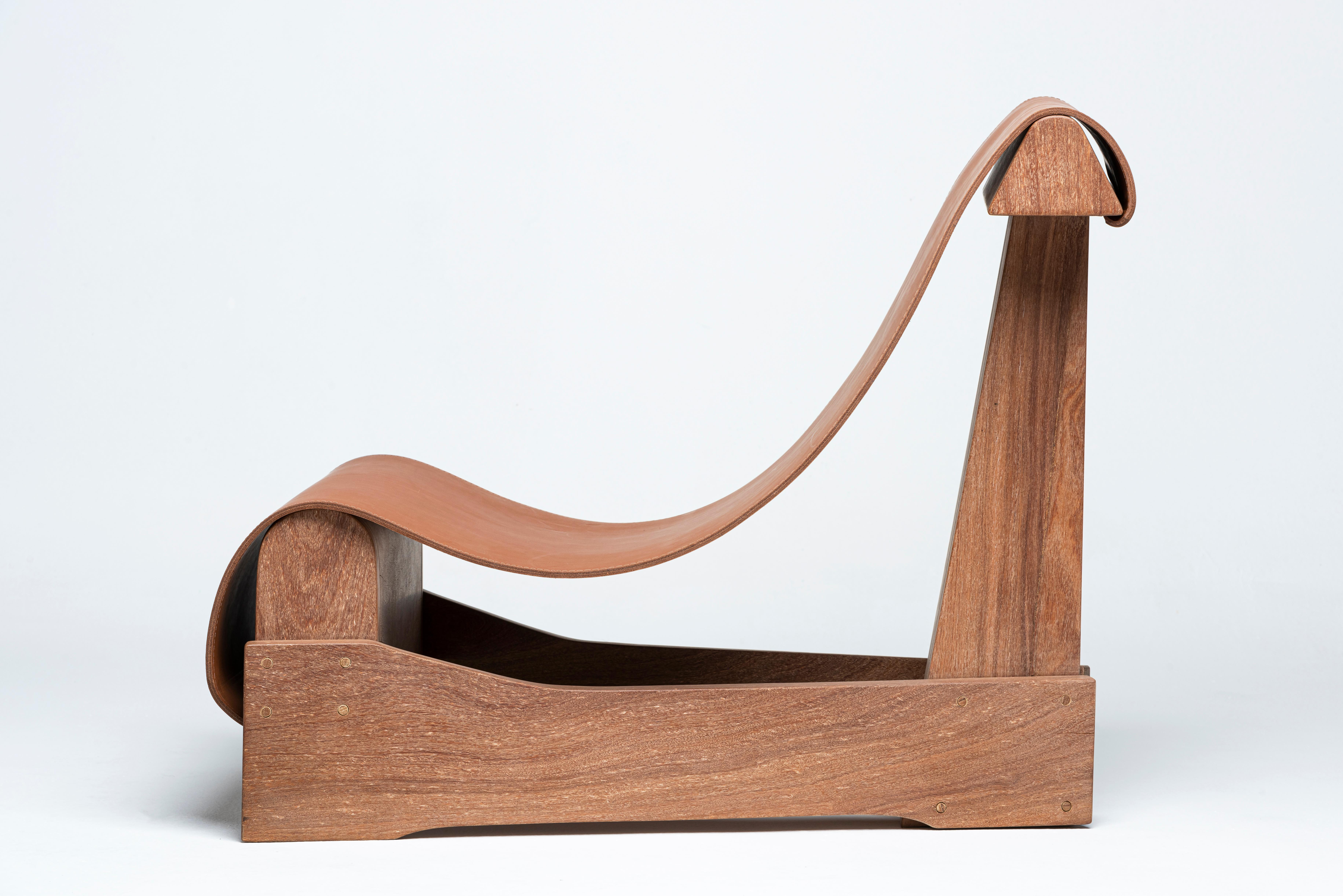 Travail du bois Fauteuil Sela - réédition 2023, Wood et Leather - par José Zanine Caldas en vente
