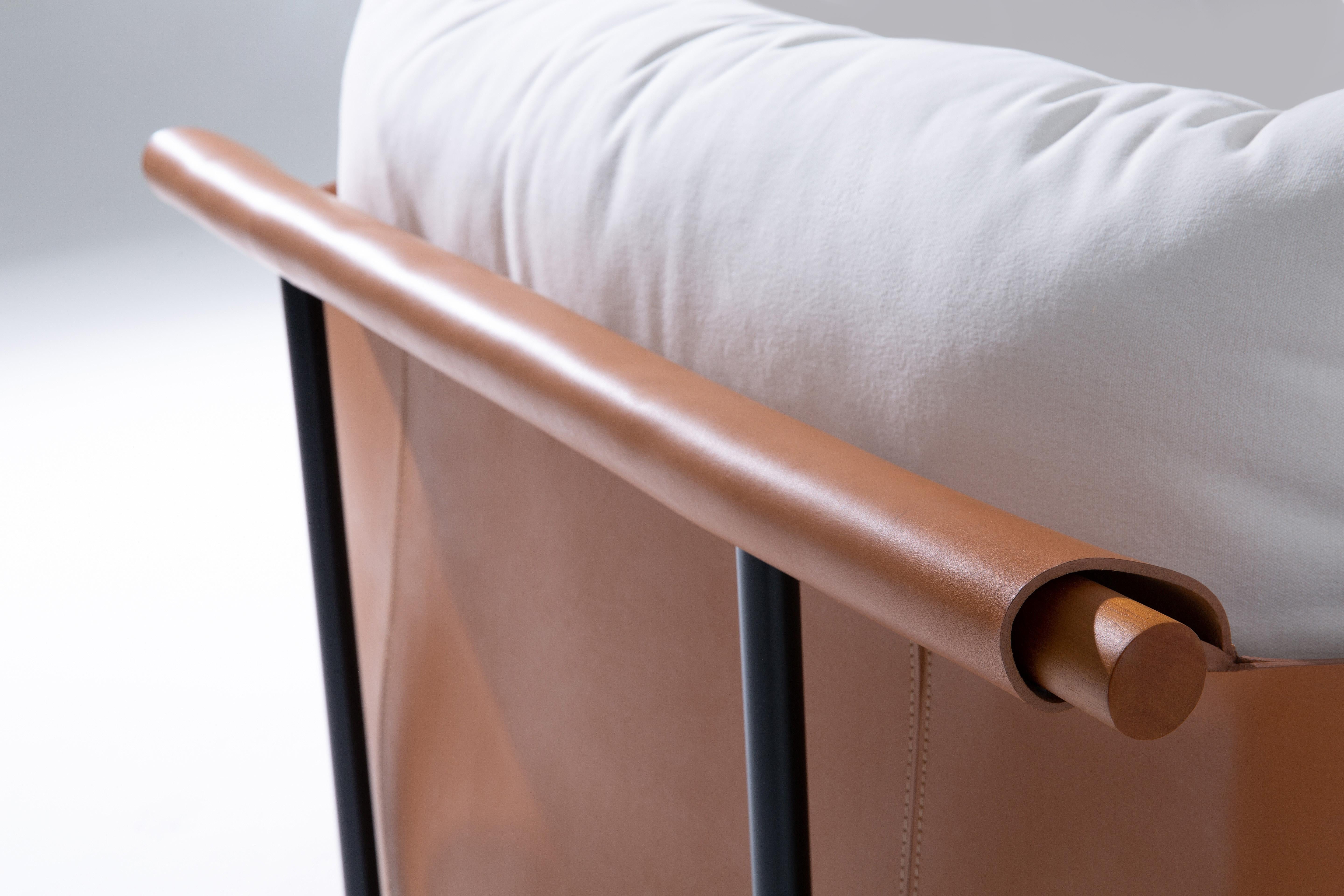 El sillón Sela, diseñado por Ilse Lang, es un estudio de minimalismo reflexivo y claridad estructural. Construida sobre un armazón de acero ligero pero duradero, la silla presenta soportes laterales angulares que definen su silueta geométrica,