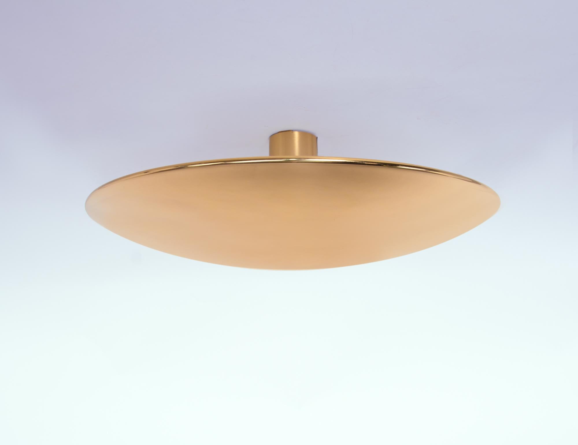 Elegant polished brass wall- or ceiling flush mount light by Florian Schulz / Licht und Objekt made in Germany in the 1960s. 
 
The lamp is well-constructed and of extremely high quality (made in Germany) and, despite series production, a handmade