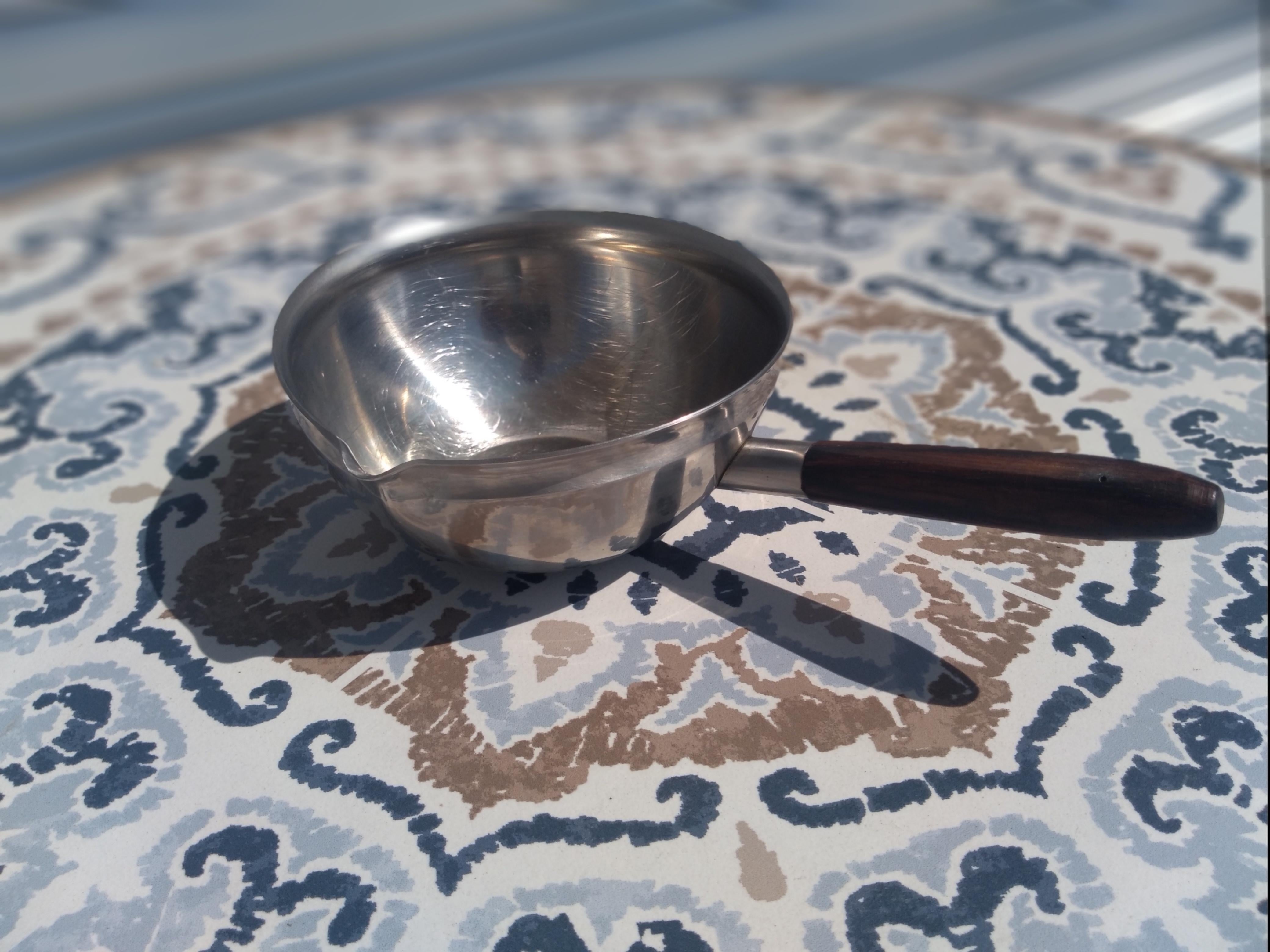 Questa è una pentola in acciaio inossidabile di Steele. Selandia è un'azienda danese con sede in Danimarca. La pentola stessa ha anche un manico in teak di 4 pollici.