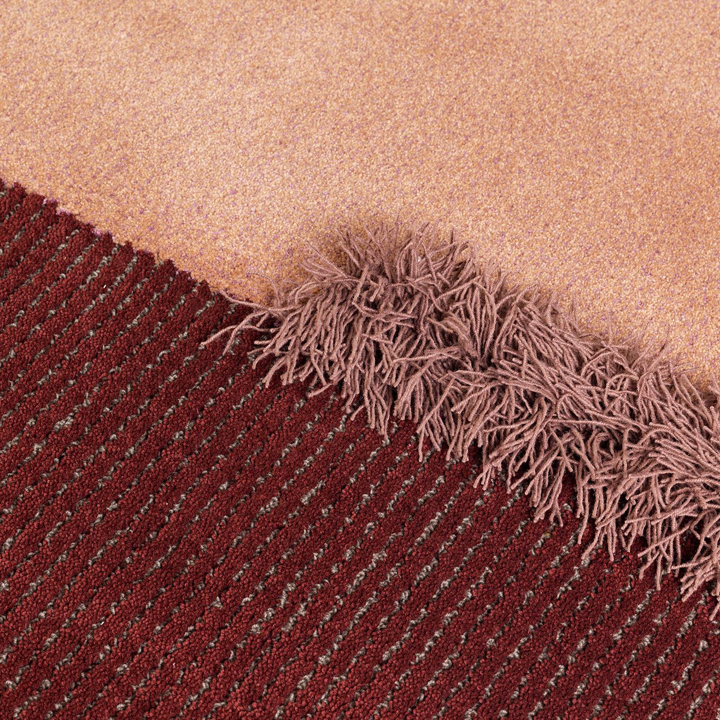 XXI secolo e contemporaneo Tappeto Selce #4 Emathite Red dello Studio A Salaris by Carpet Edition in vendita