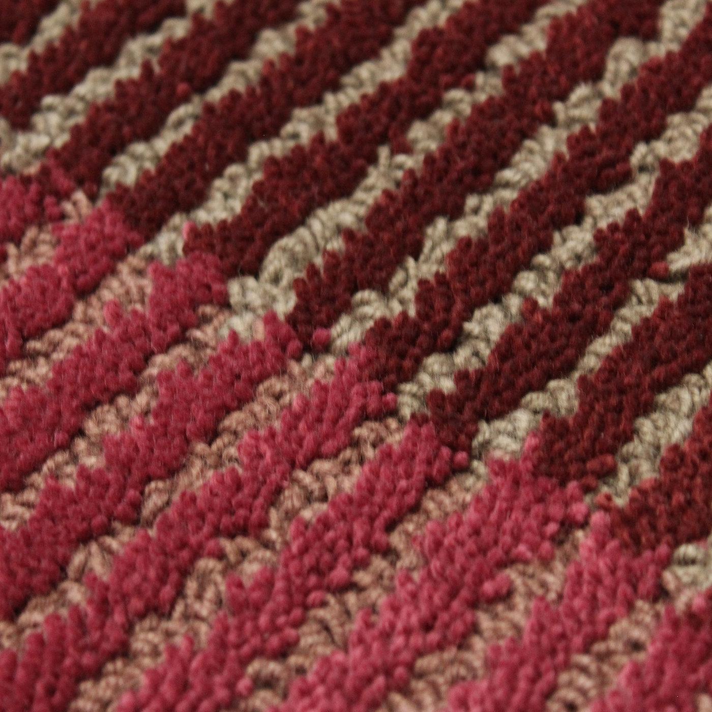 Tappeto Selce #4 Emathite Red dello Studio A Salaris by Carpet Edition in vendita 1