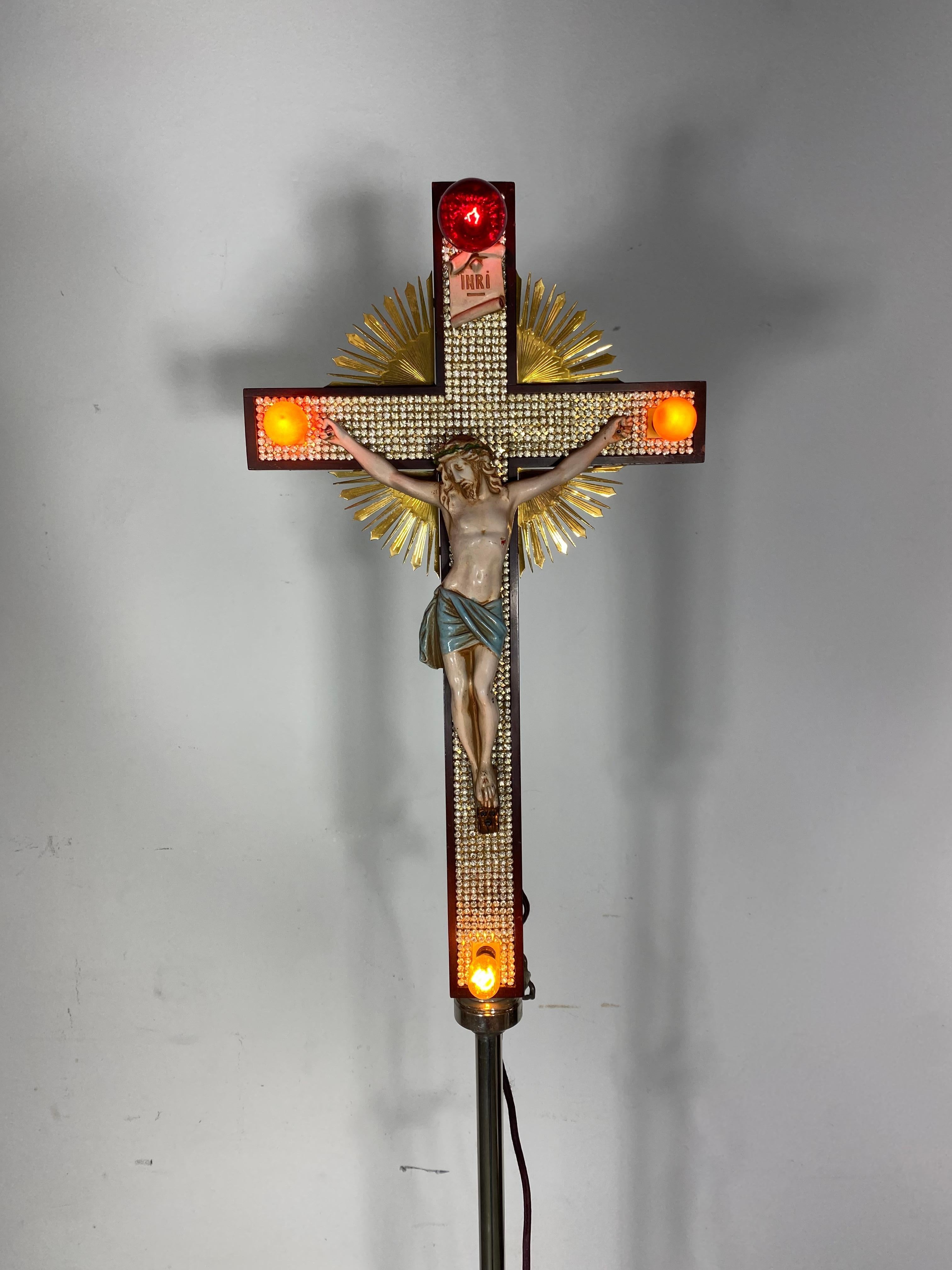 Selten gesehenes Art-Deco-Kreuzigungskreuz aus den 1920er Jahren mit Lights  (Frühes 20. Jahrhundert) im Angebot