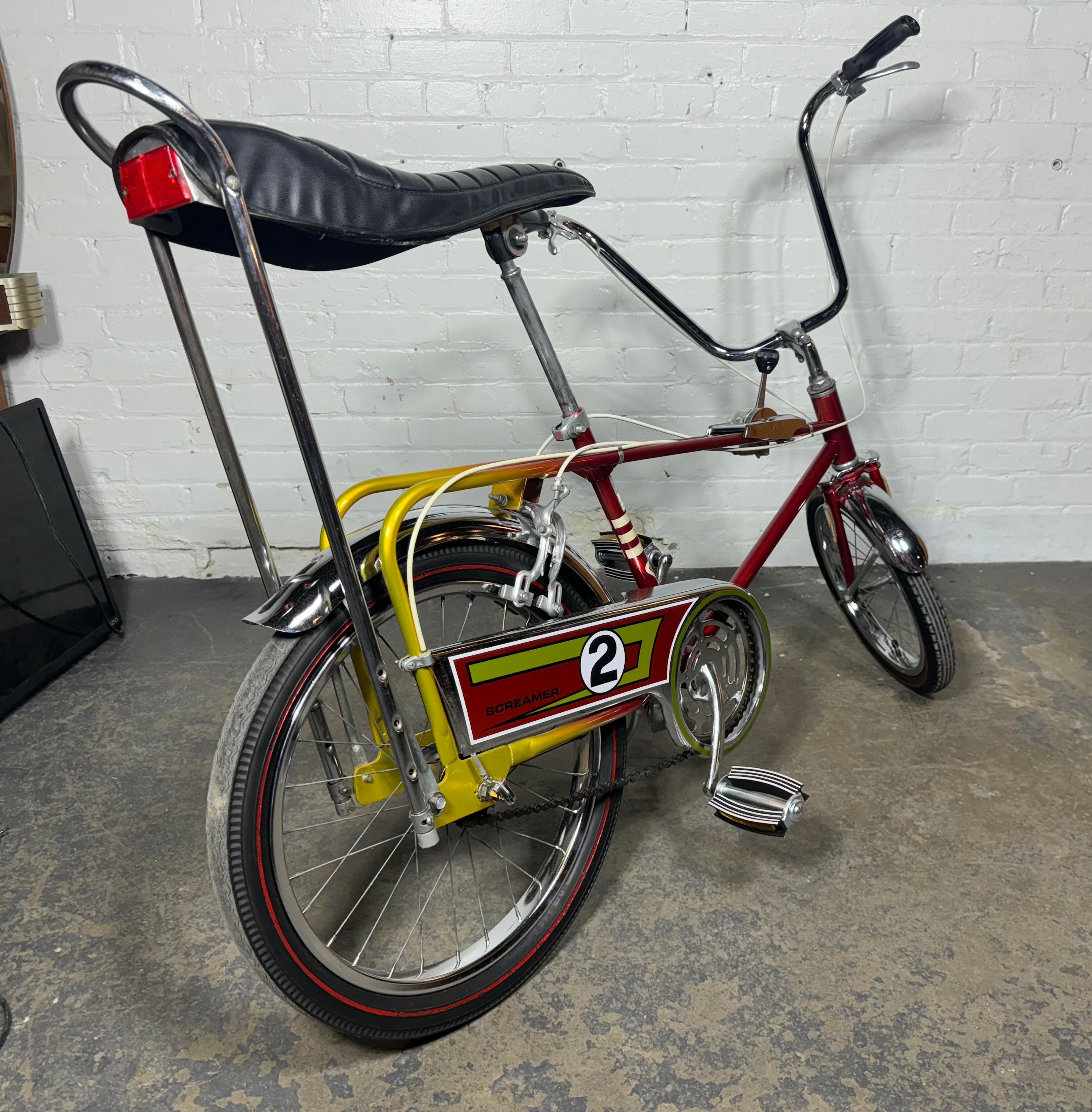 Selten gesehen 1969 SEARS SCREAMER 2 Boys Bicycle (BANANA BIKE) Erstaunlicher Originalzustand. Dies ist die seltene 3-Gang-Version mit der am Rahmen montierten Knüppelschaltung.
Außergewöhnliche Zeit im Bananenstil. Desirable RED LINE 