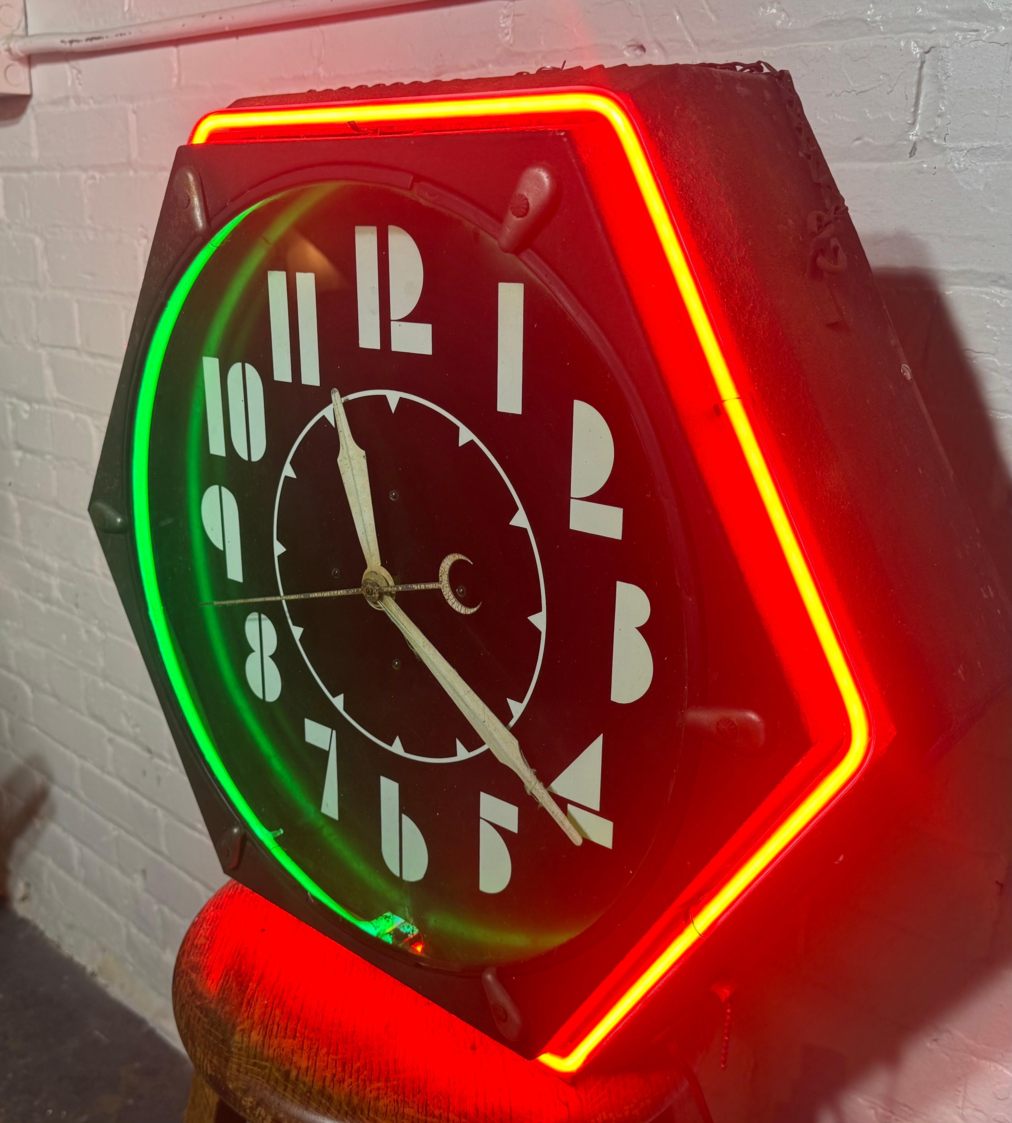 Seldom Seen Art Deco Neon Hexagon Clock, 'The Electric Clock Co. Cleveland en vente 3