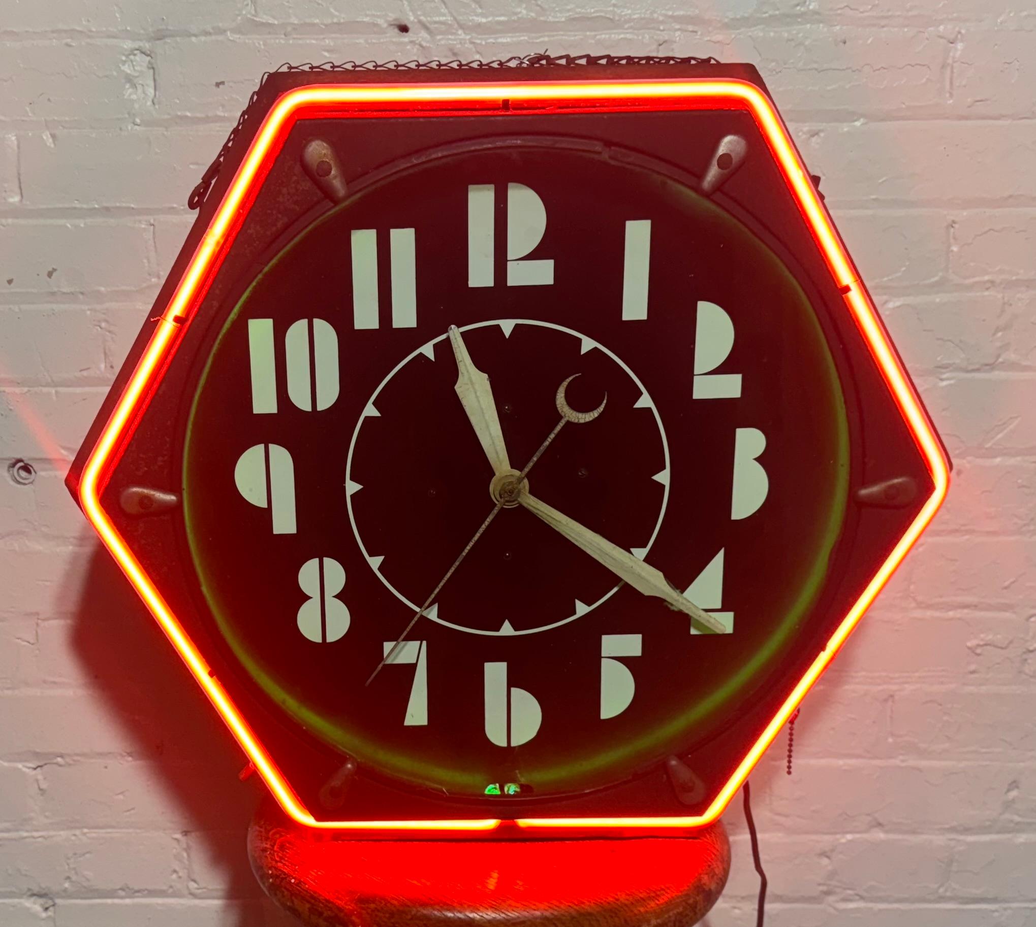 Seldom Seen Art Deco Neon Hexagon Clock, 'The Electric Clock Co. Cleveland en vente 4