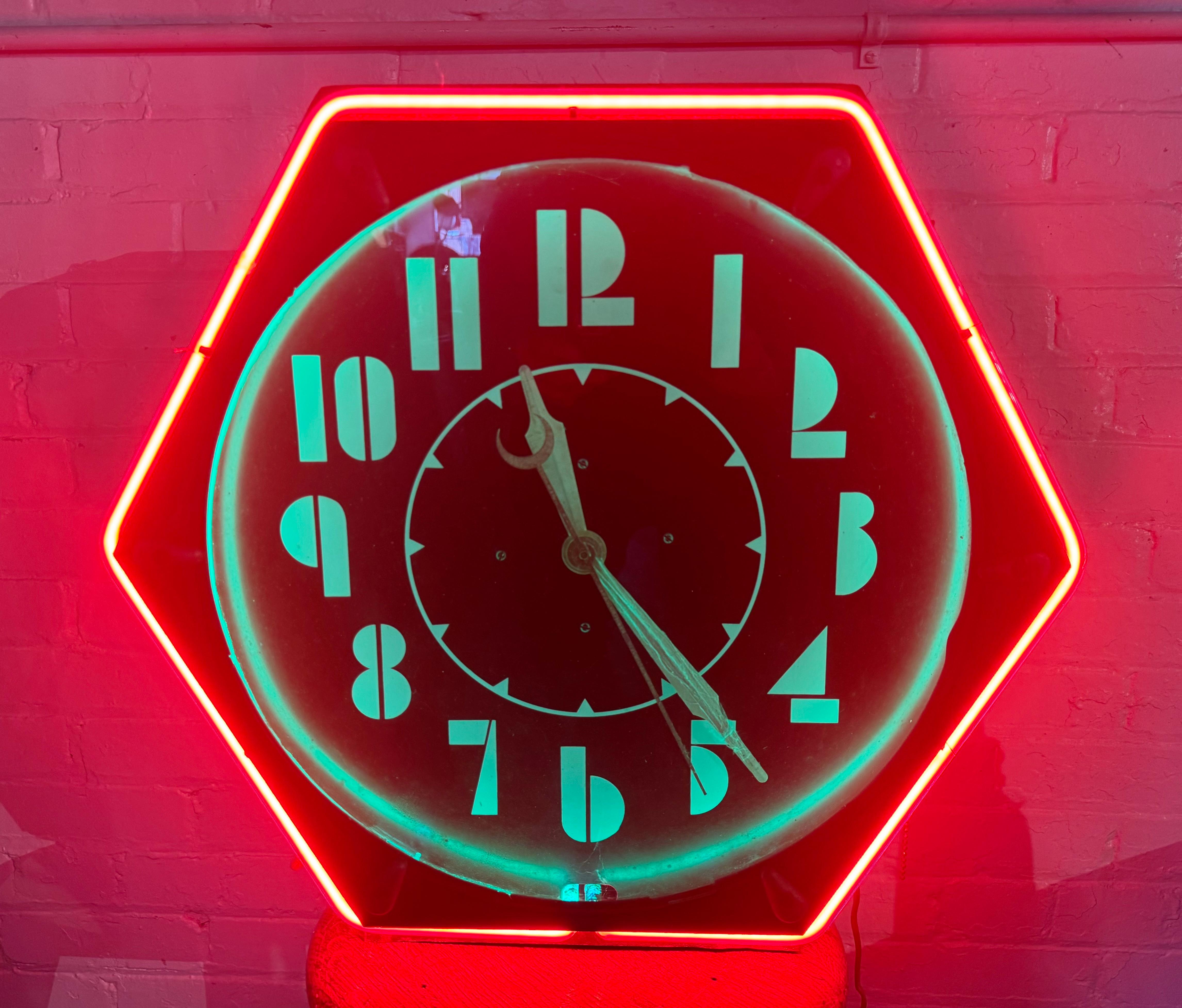 De loin, l'un des meilleurs exemples que j'ai jamais possédés !!! Sans entrave, totalement  original, 1930s Art Deco 2-color neon clock, manufactured by The Electric Clock Company, Clevland Ohio,Truly Stunning ! L'horloge conserve toutes les pièces