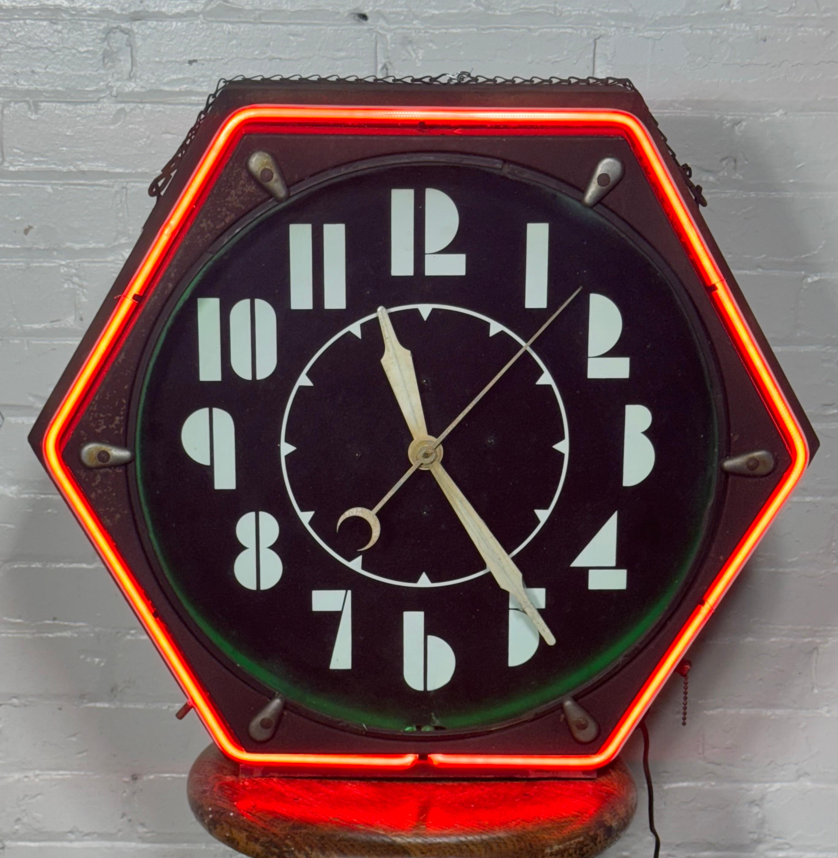 Américain Seldom Seen Art Deco Neon Hexagon Clock, 'The Electric Clock Co. Cleveland en vente