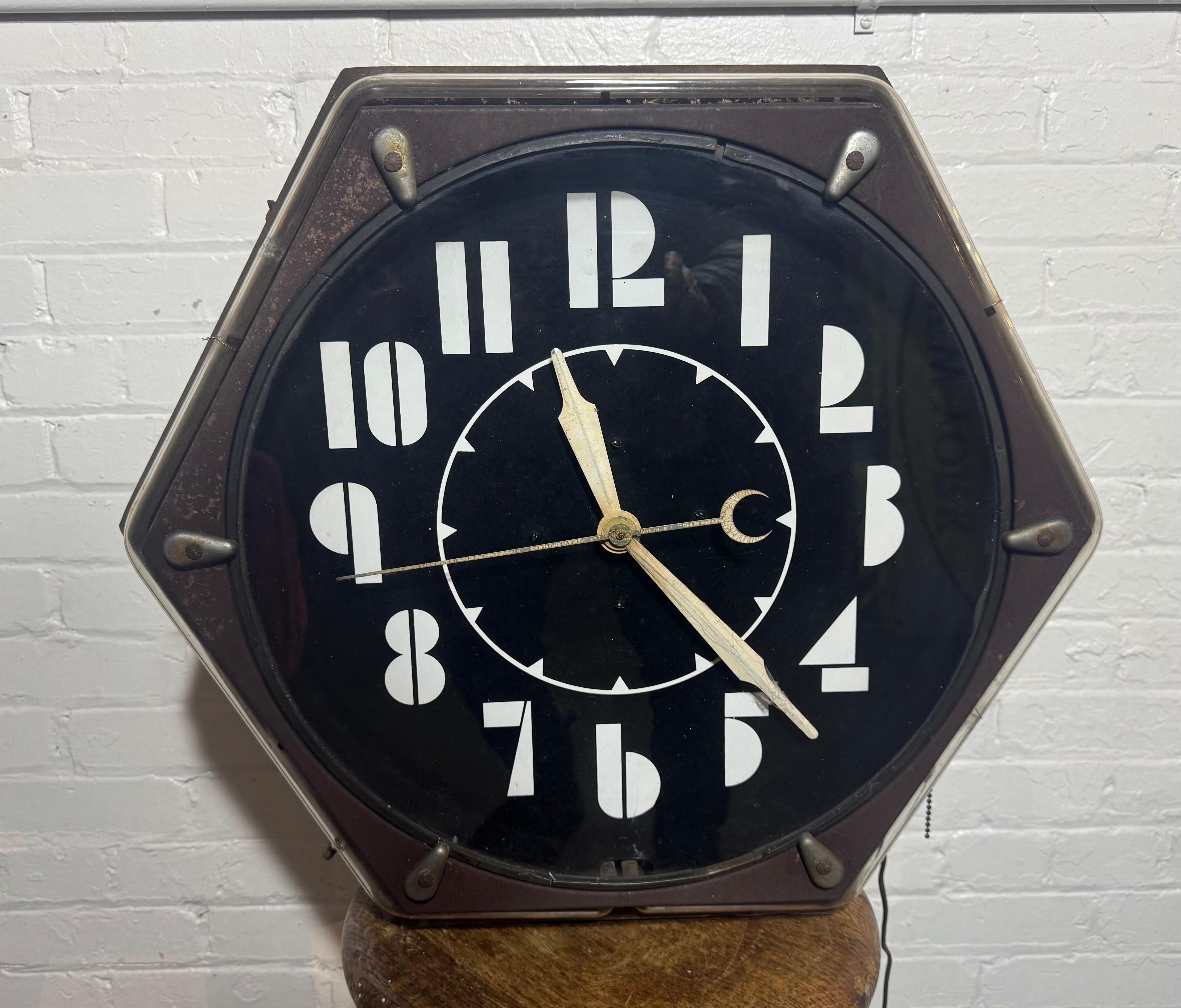 Milieu du XXe siècle Seldom Seen Art Deco Neon Hexagon Clock, 'The Electric Clock Co. Cleveland en vente